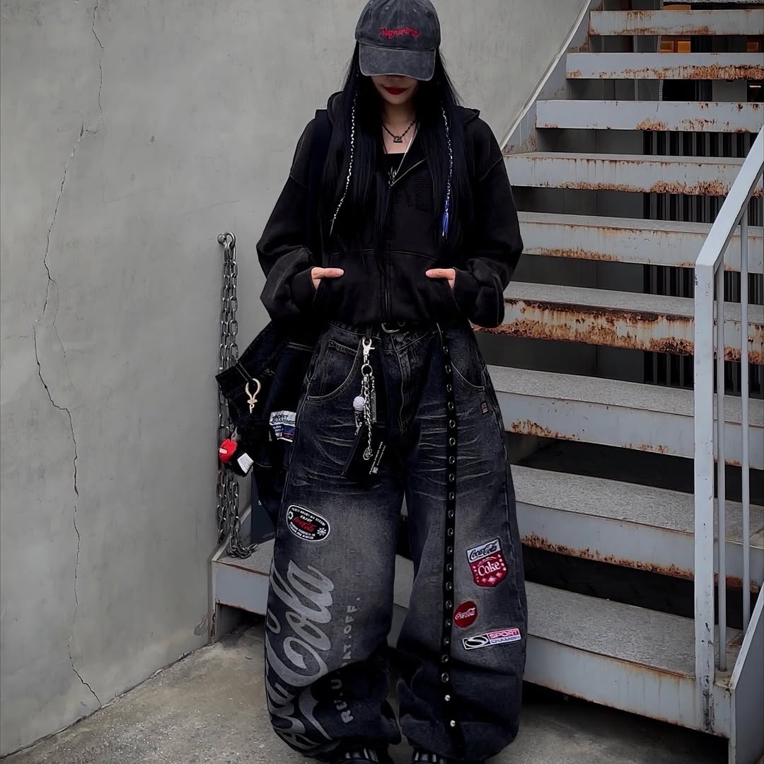 SPORT CHAMBER x Coca-Cola Balloon Denim Pants Black, SPORT CHAMBER x Coca-Cola Denim Cross Bag Black 착용 스타일 - 2