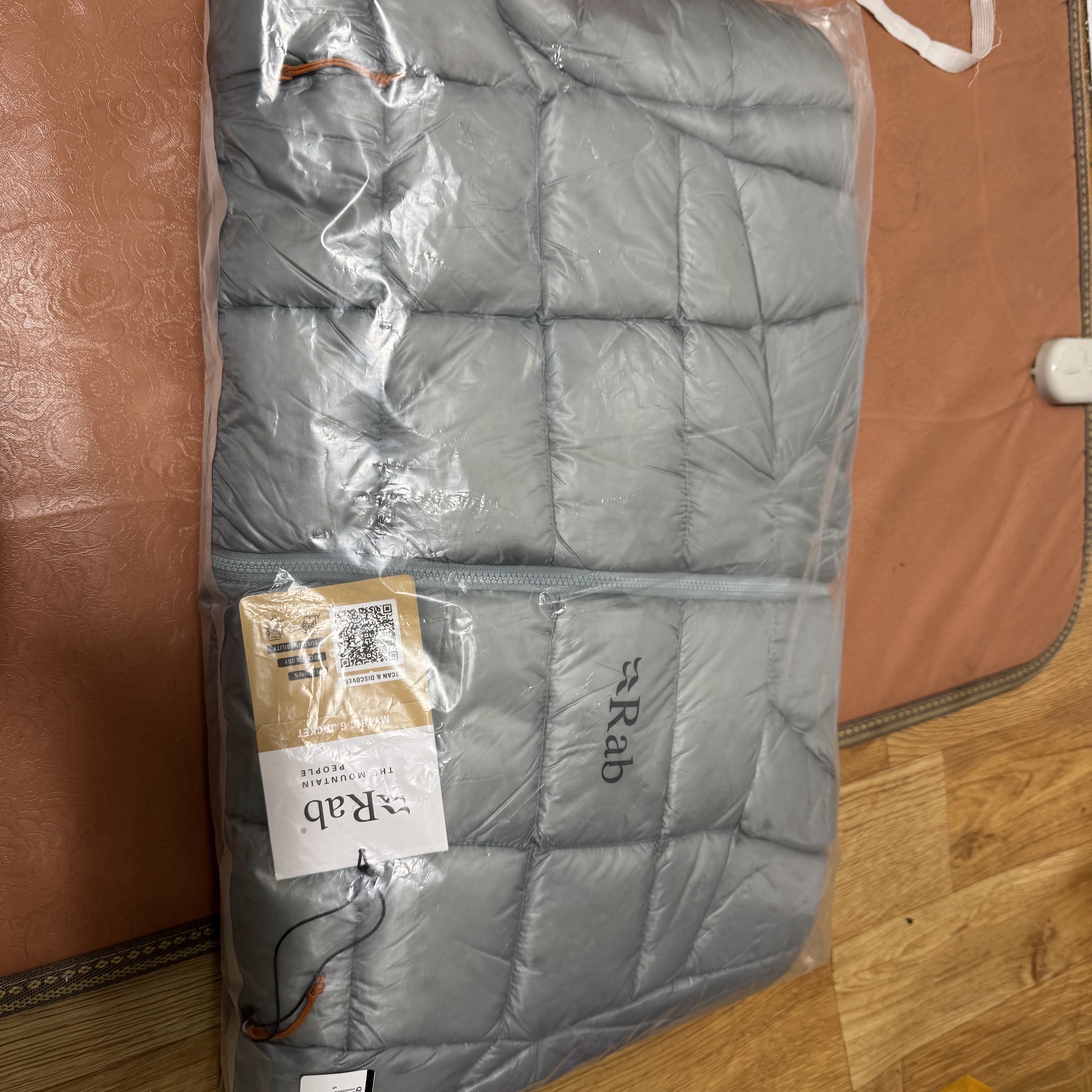 Rab Mythic G Down Jacket Cloud 착용 스타일
