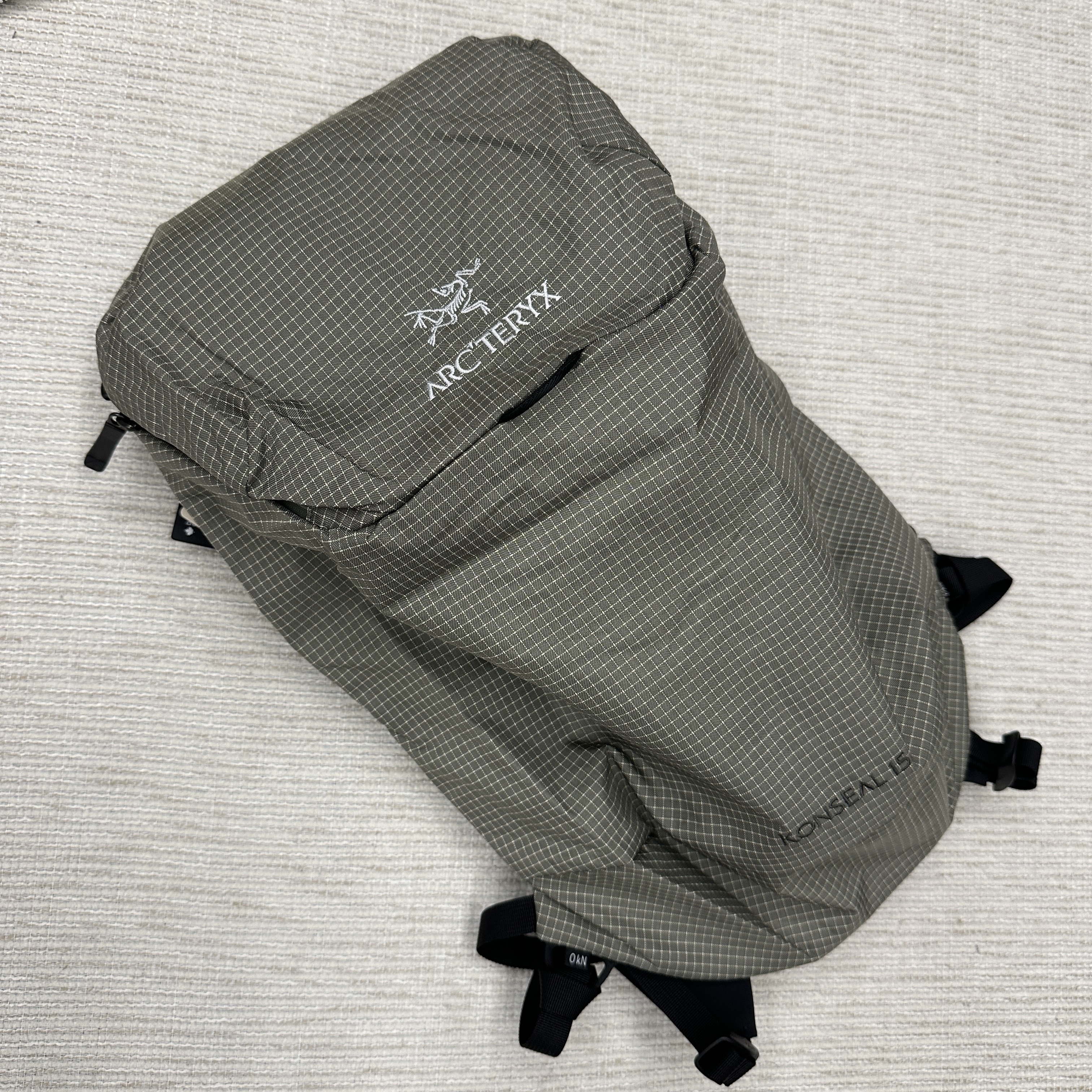 Arc'teryx Konseal 15 Backpack Forage, The North Face Ventus On Jacket Black 착용 스타일 - 3