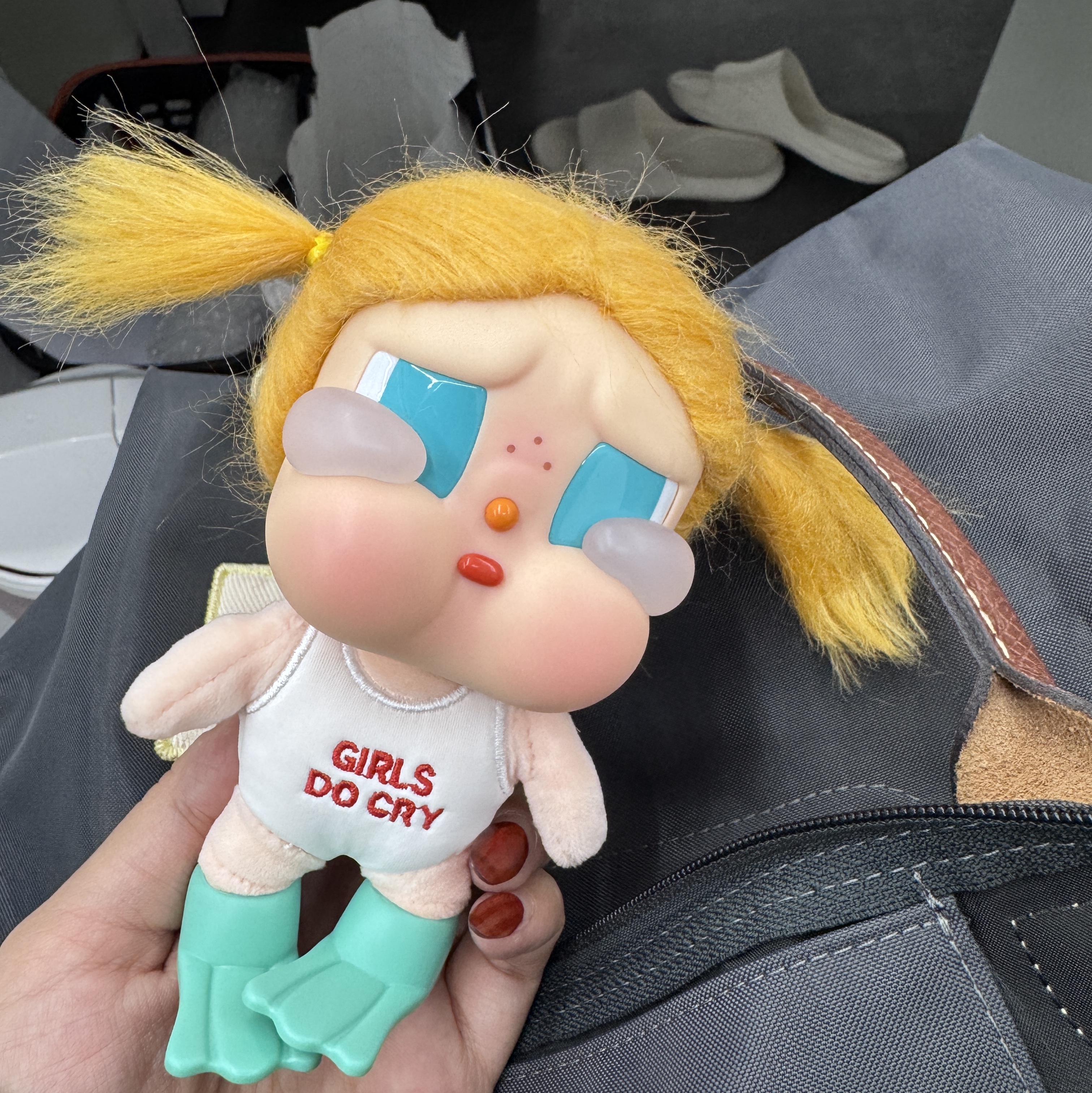 Pop Mart Crybaby Vacation Mode On Series Vinyl Plush Pendant Glug-Glug (Opened Case) 착용 스타일