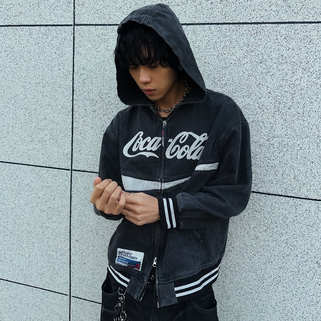 SPORT CHAMBER x Coca-Cola Denim Hood Jumper Black 착용 스타일 - 1
