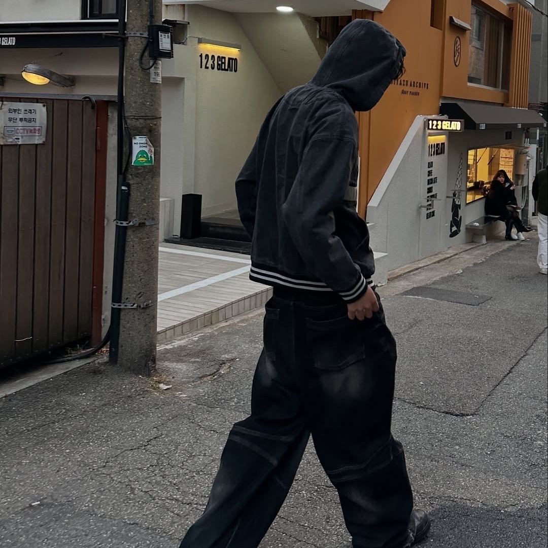 SPORT CHAMBER x Coca-Cola Denim Hood Jumper Black 착용 스타일 - 2