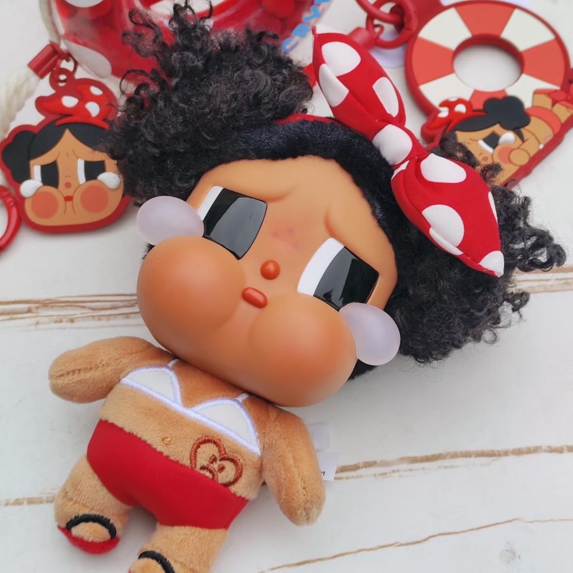 Pop Mart Crybaby Vacation Mode On Series Vinyl Plush Pendant My Summer Vibe (Opened Case), Pop Mart Crybaby Vacation Mode On Series Vinyl Plush Pendant Sealed Case (6 Blind Boxes) 착용 스타일