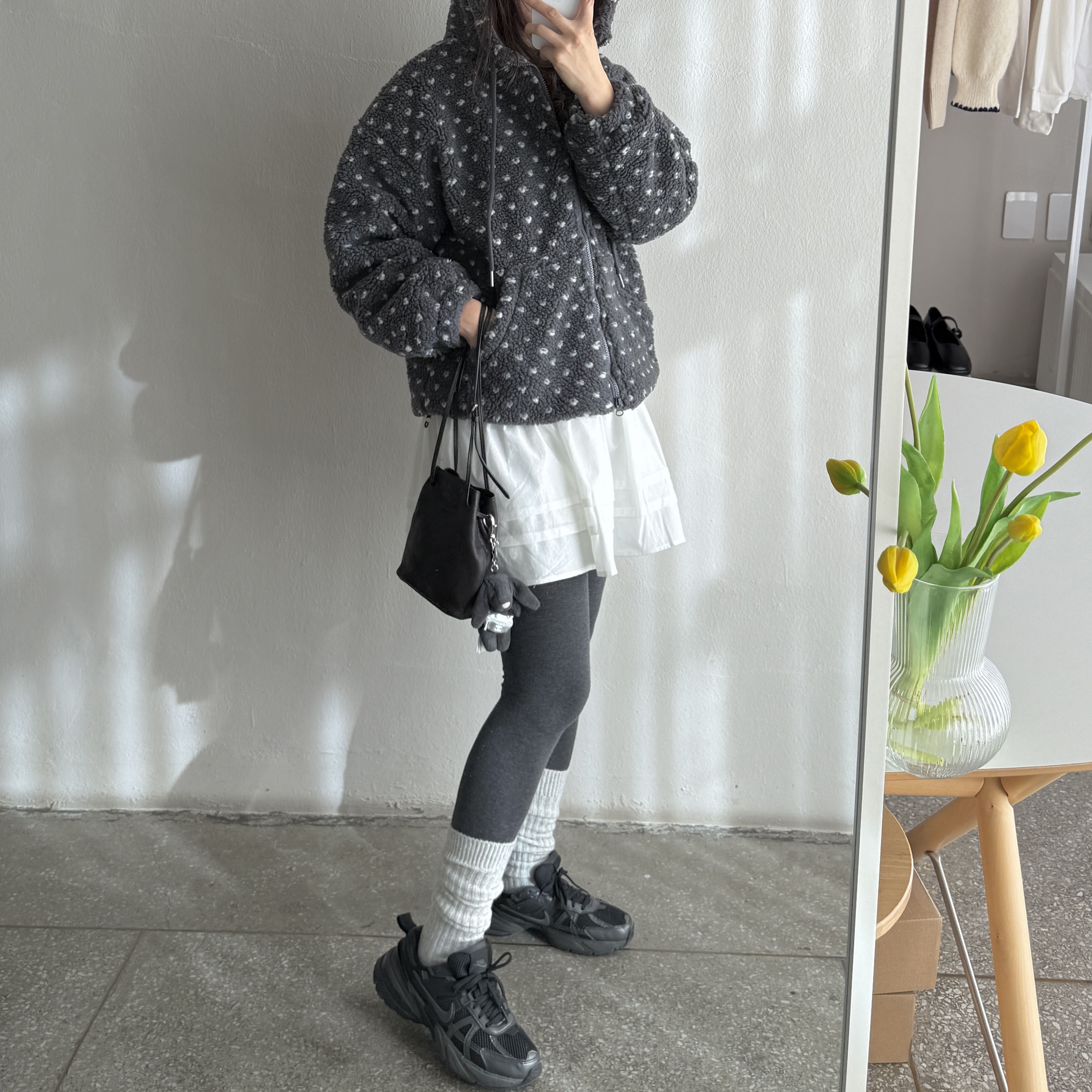 Nike V2K Run Black Anthracite, Miu Miu Nappa Leather Mini Bag Tundra 착용 스타일 - 3