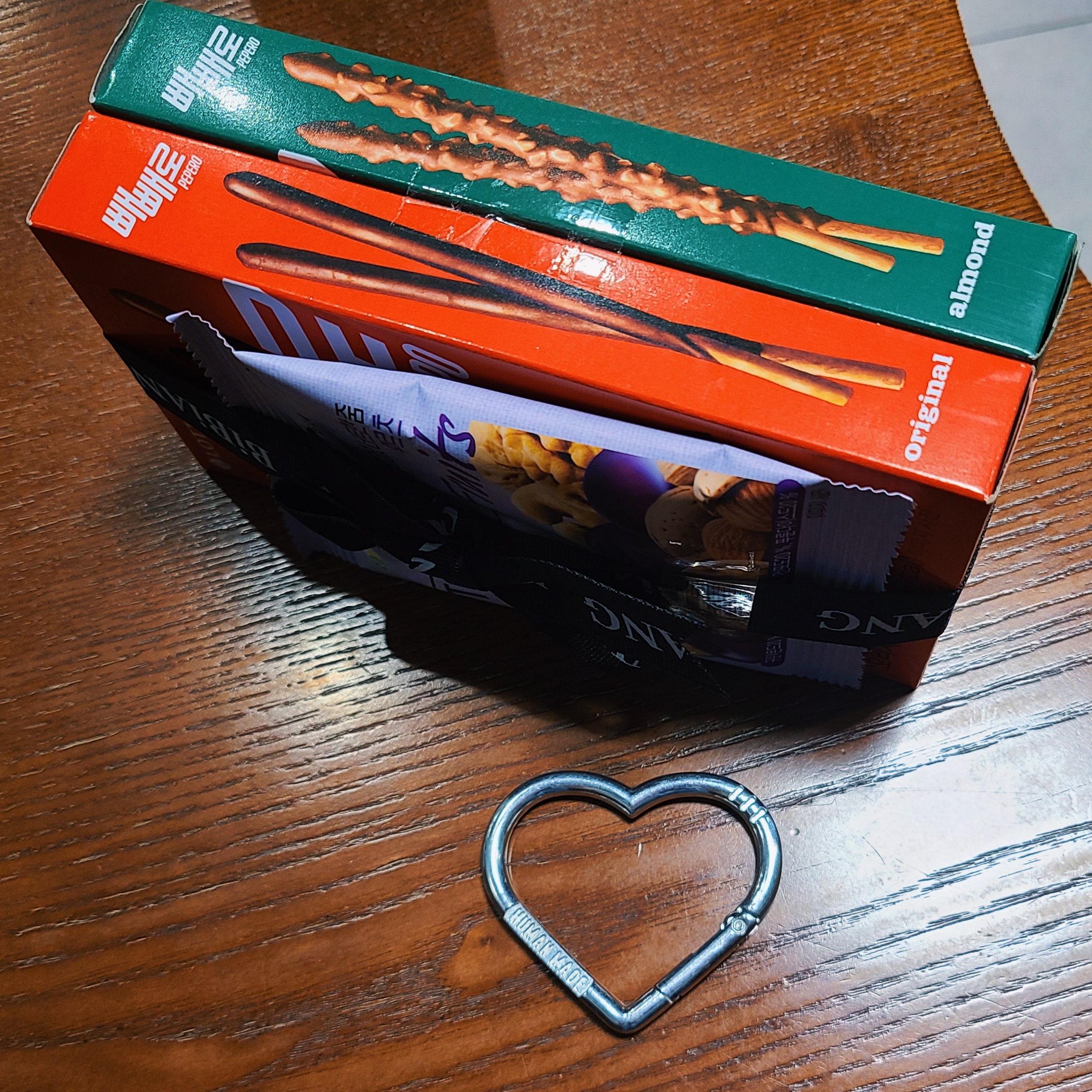 Starbucks x Where's Wally Joyful SS Hank Tumbler 532ml, Human Made Heart Carabiner Silver 착용 스타일 - 3
