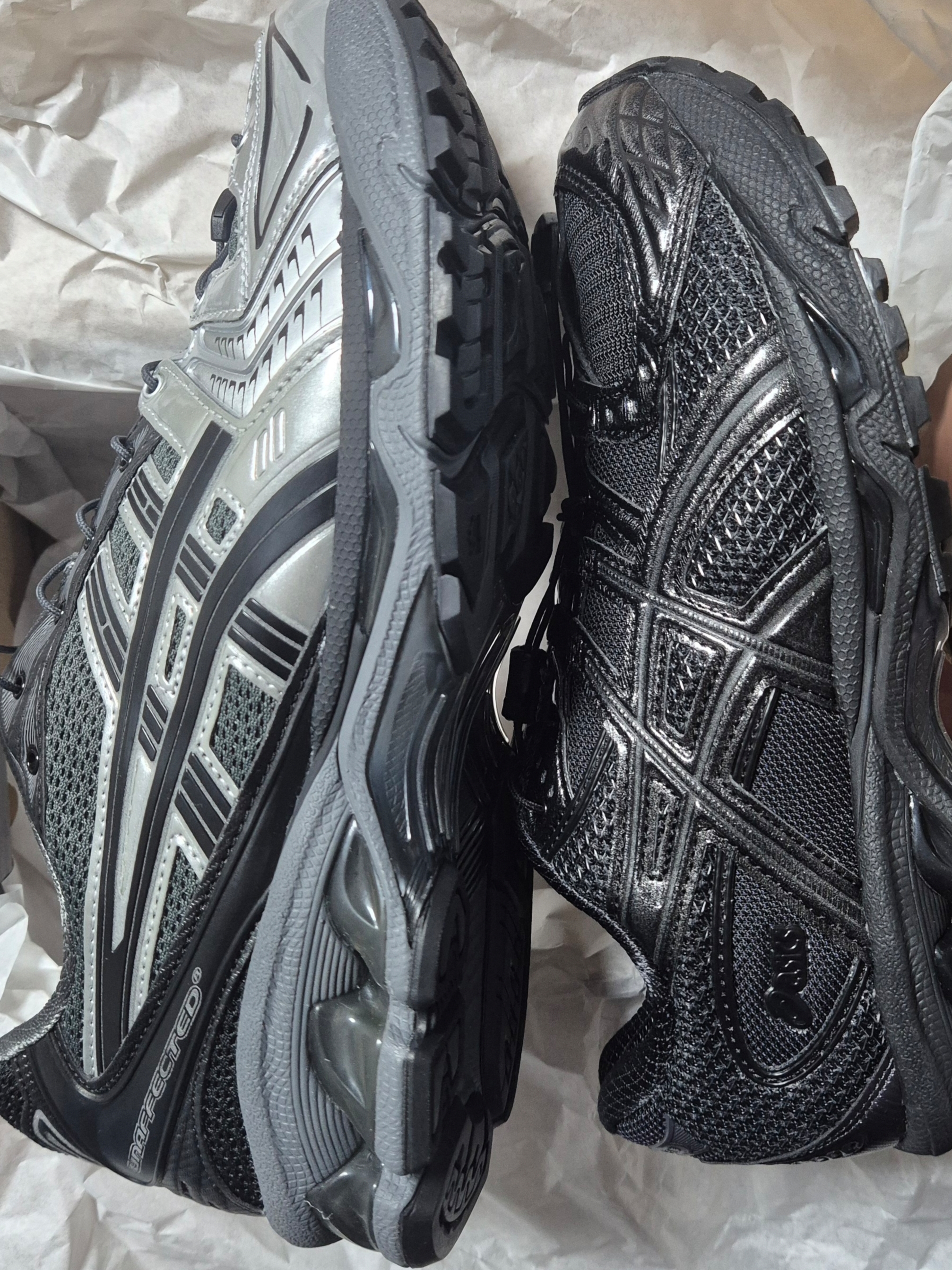 Asics x Unaffected Gel-Nimbus 10.1 Black Black, Asics x Unaffected Gel-Kayano 14 Silver Moon 착용 스타일 - 2