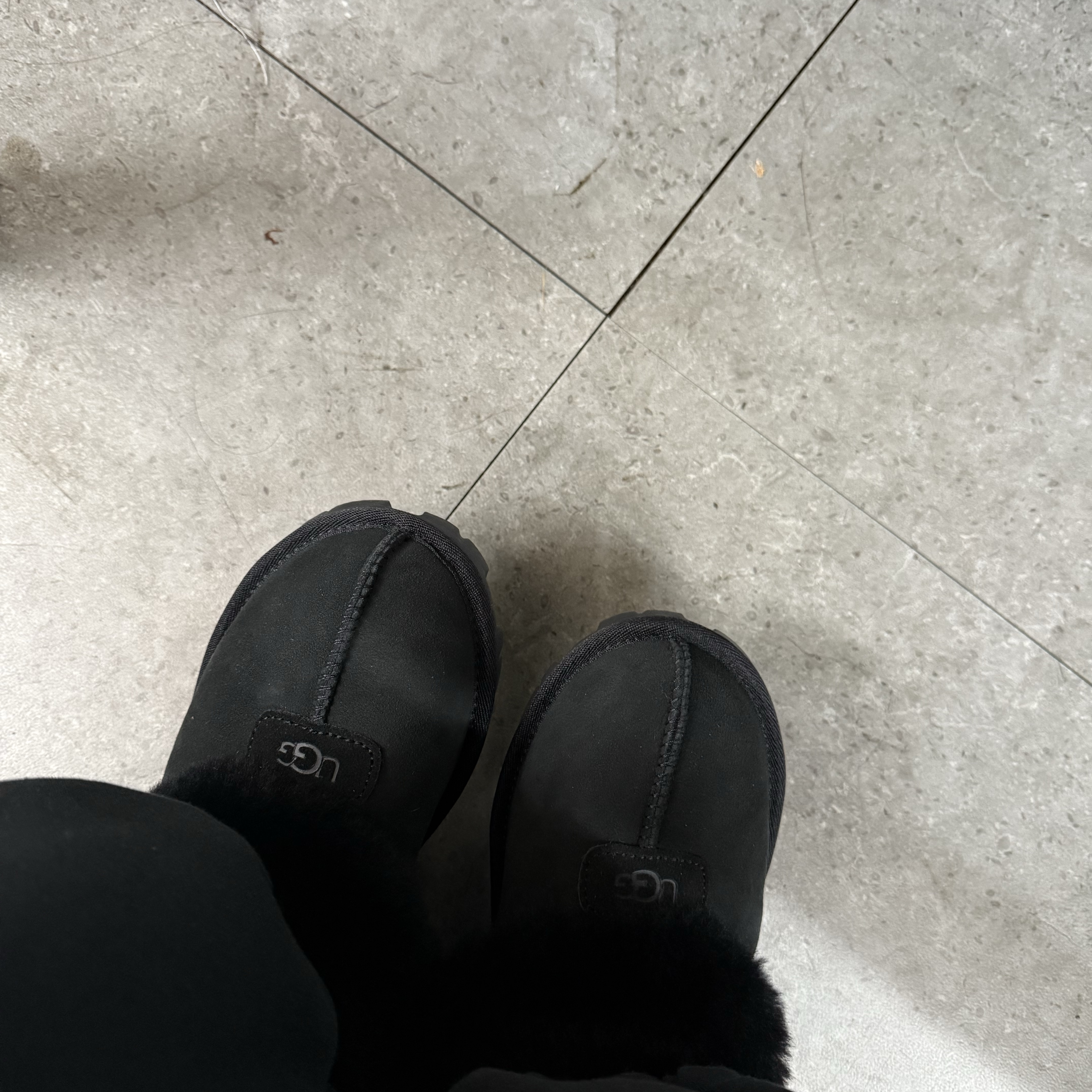 (W) UGG Coquette Slipper Black 착용 스타일