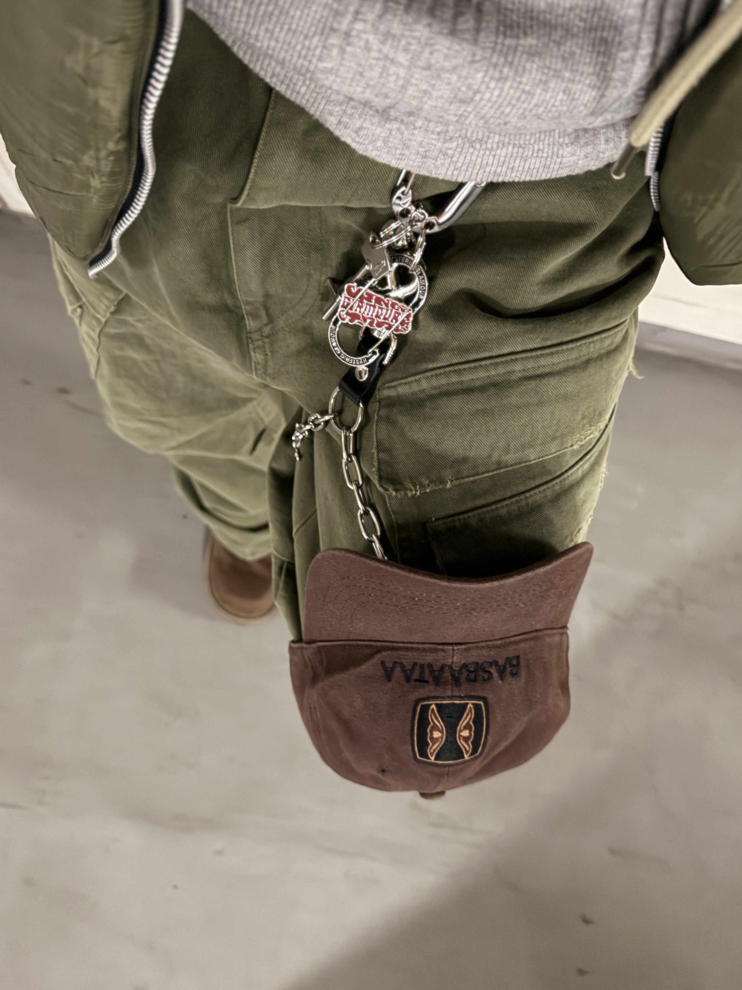 Nonnod Double Pocket Cargo Pants Vintage Khaki, Hysteric Glamour Flame Logo Carabiner Keychain Black 착용 스타일 - 2