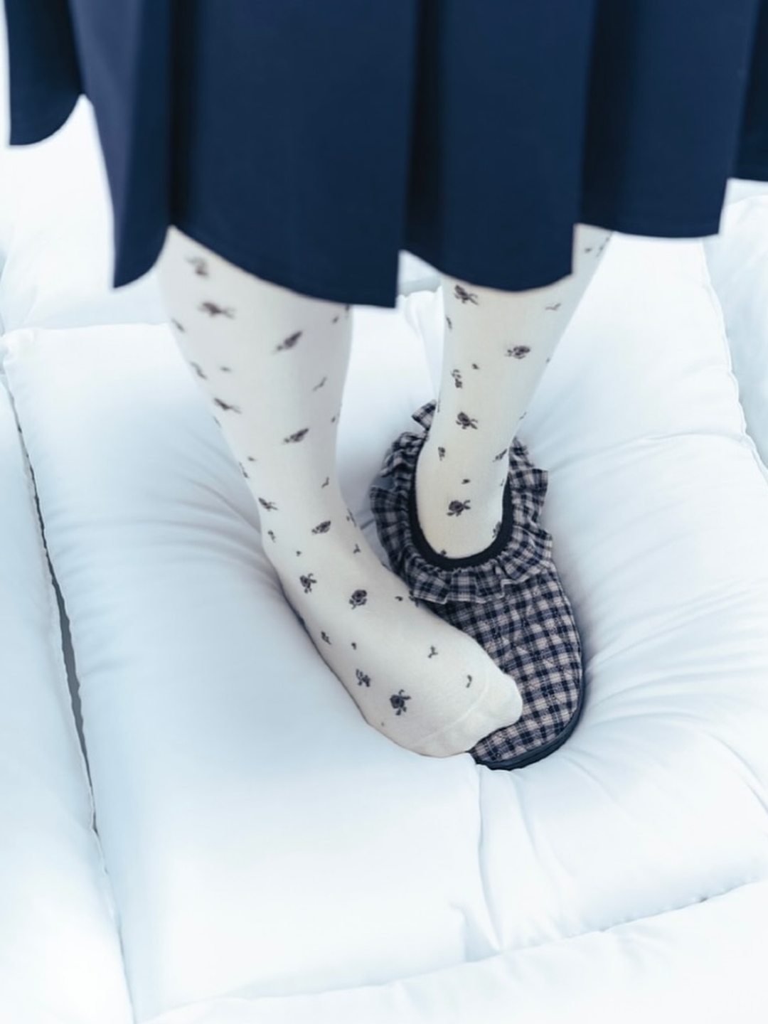 Subu x Coyseio Angel Wing Padding Shoes Charcoal, Subu x Coyseio Multi Star Padding Shoes Black 착용 스타일 - 4