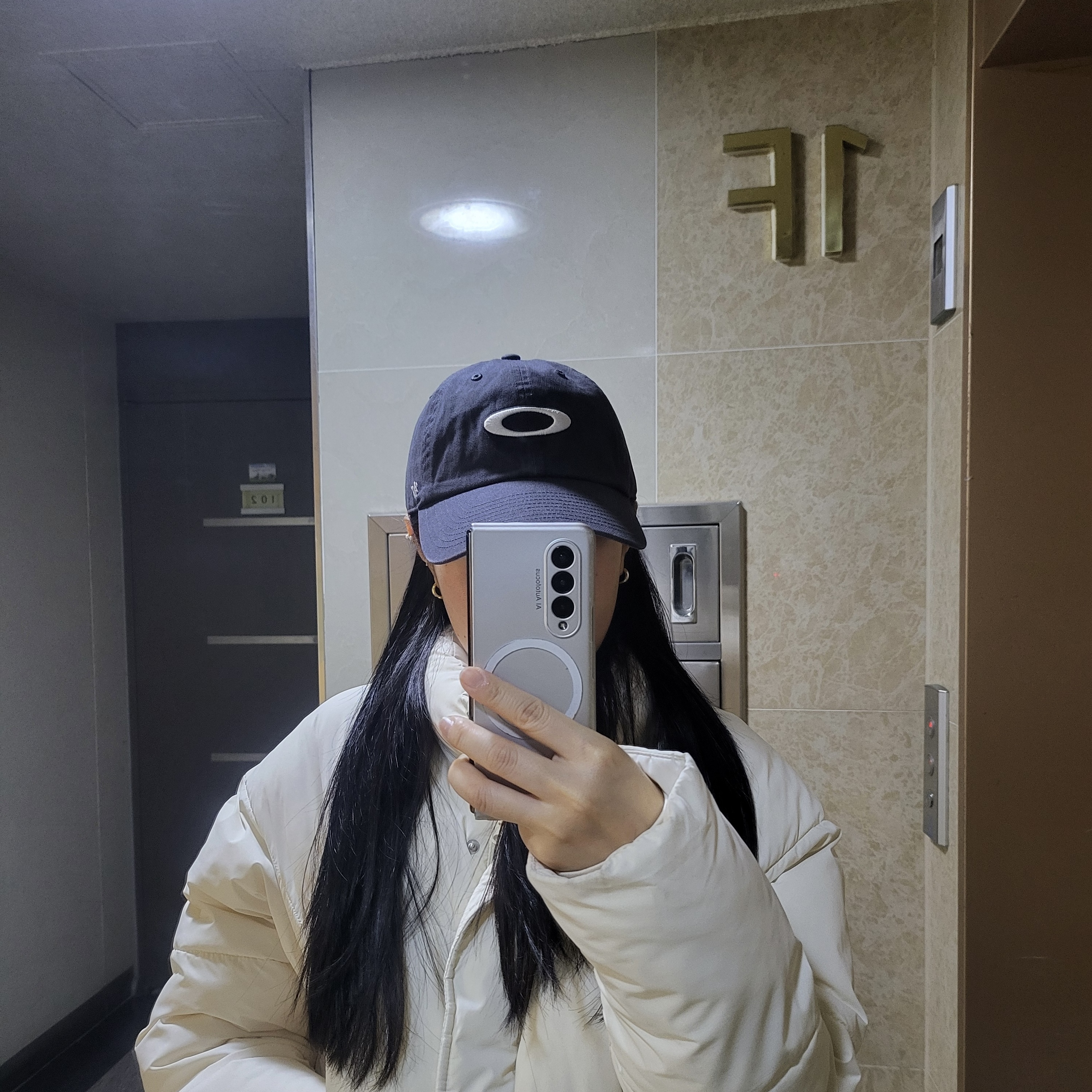Oakley Remix Dad Hat Blackout 착용 스타일