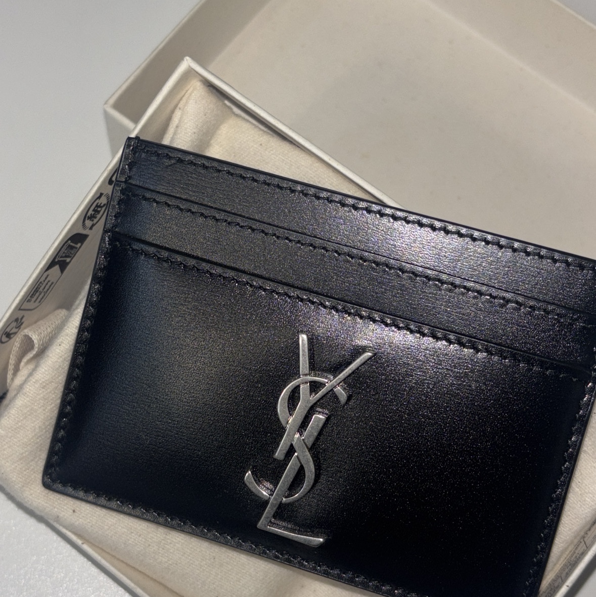 Saint Laurent Monogram Card Case in Smooth Leather Black 착용 스타일