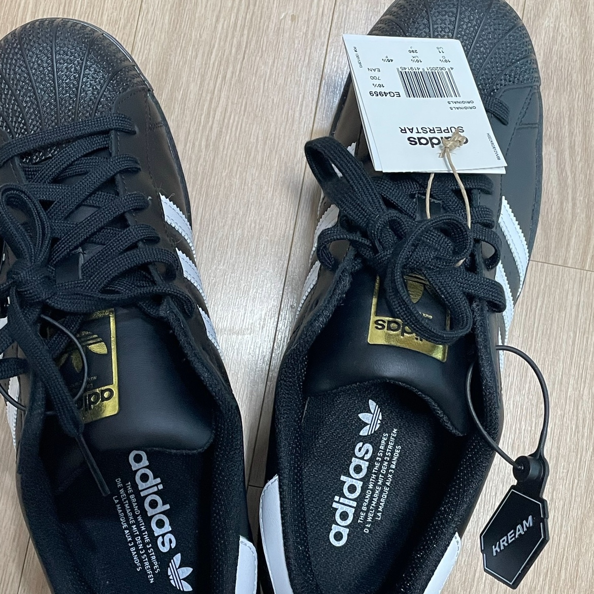 Adidas Superstar Core Black White 착용 스타일 - 2