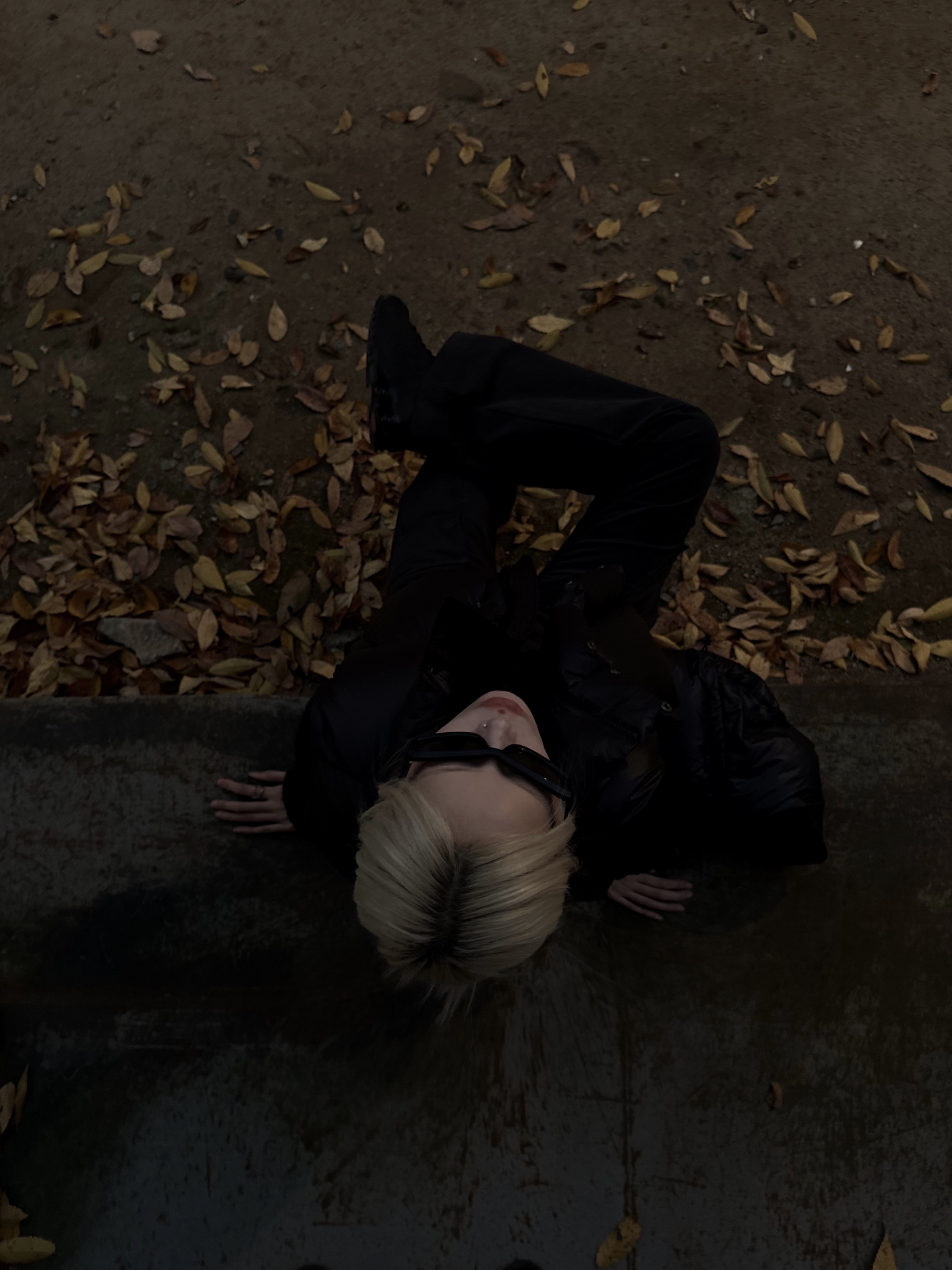 (W) Nike Shox R4 Black 착용 스타일 - 2