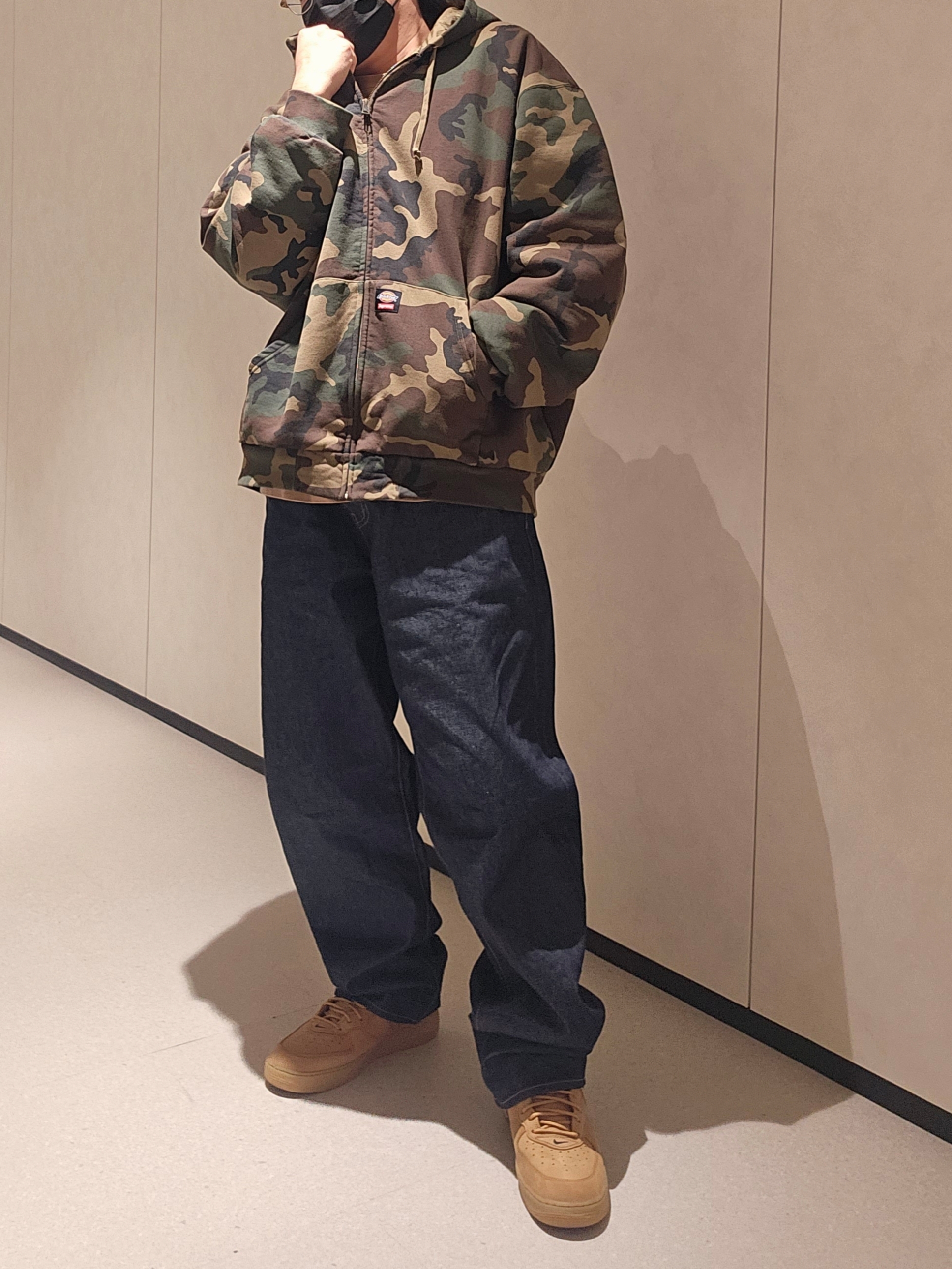 Supreme x Dickies Quilted Lined Zip Up Hooded Sweatshirt Woodland Camo - 25FW, Supreme Mini Duffle Bag Black - 24SS 착용 스타일 - 3