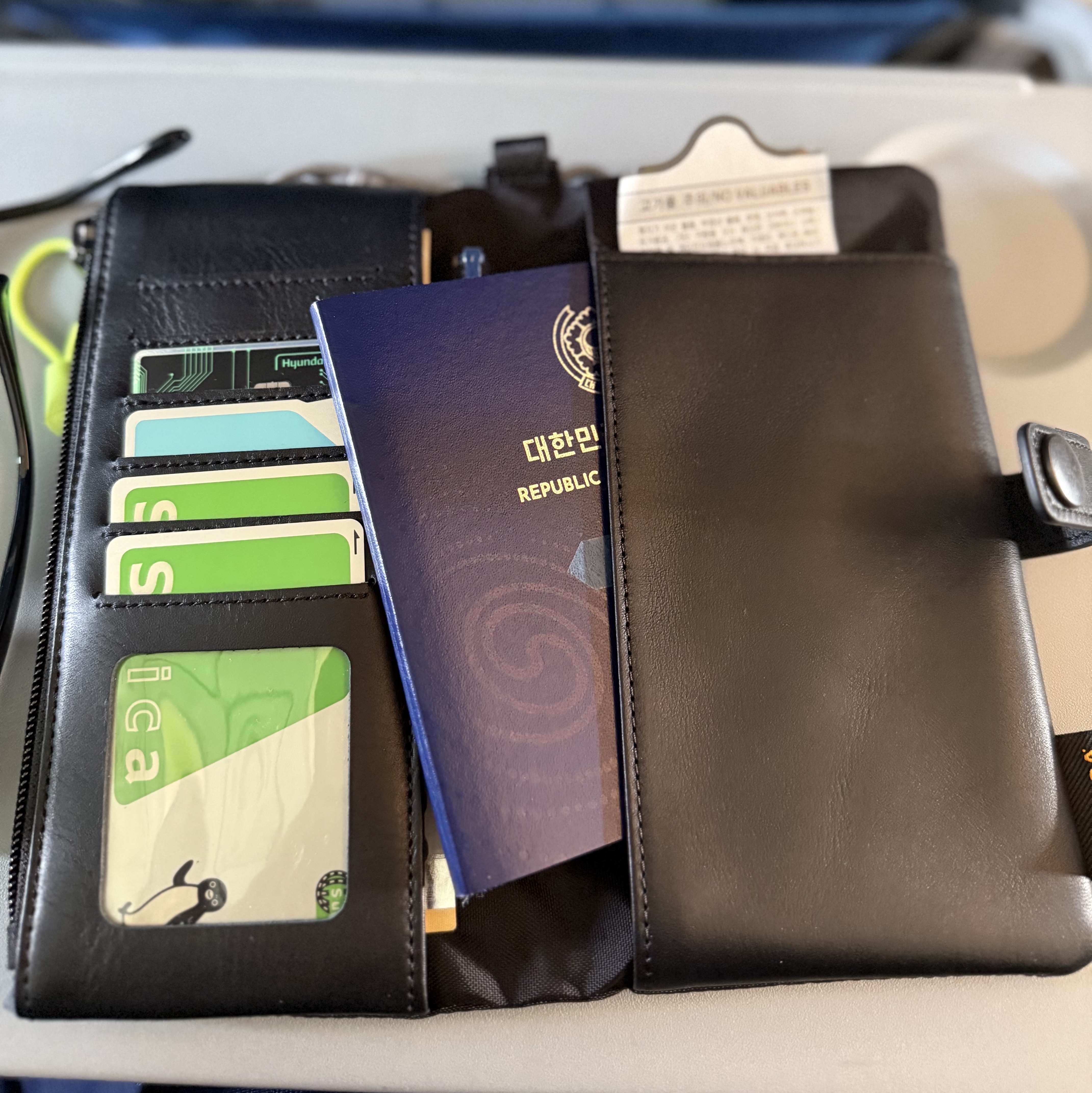 Index&Co. Gadget Note Case Black 착용 스타일