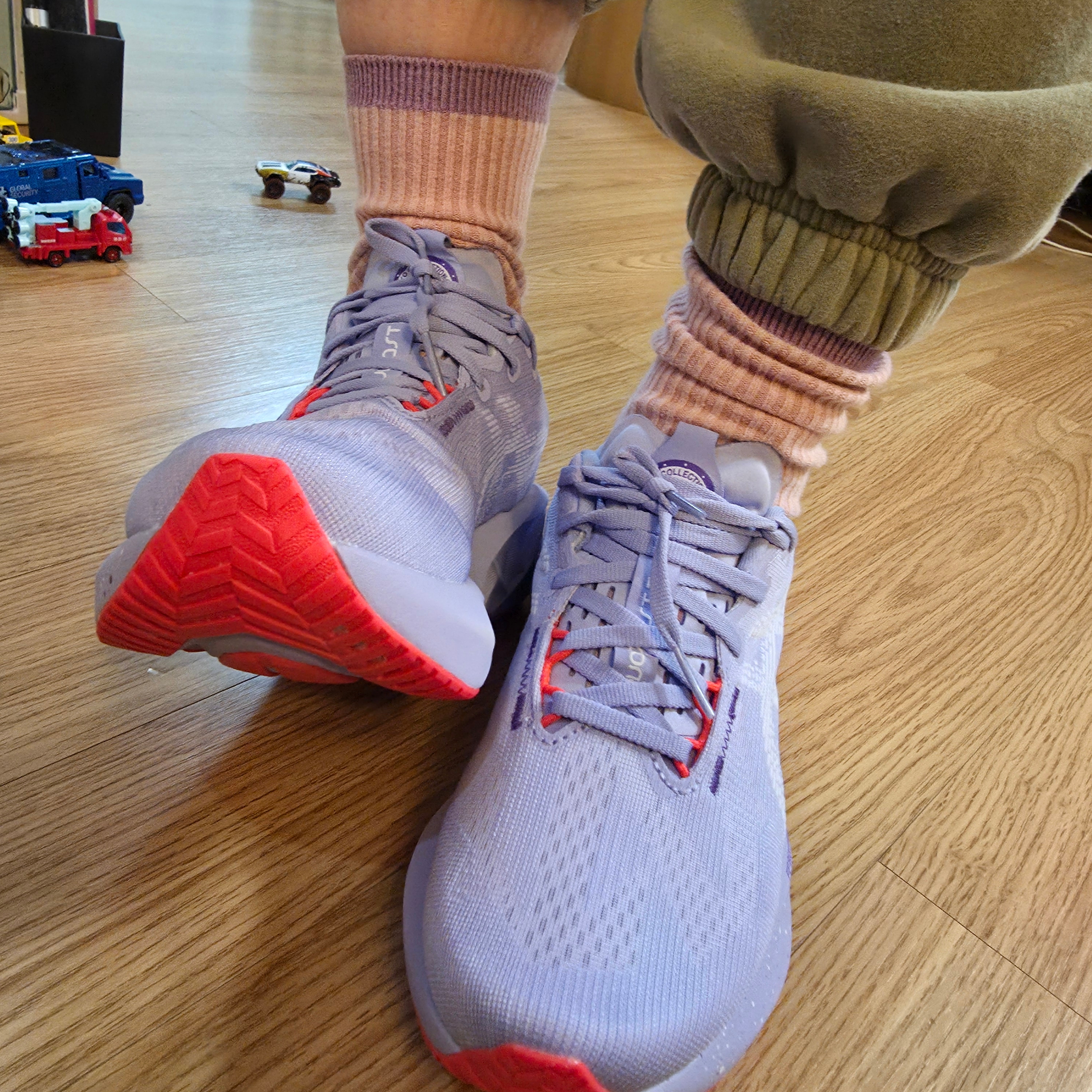 (W) Asics Novablast 5 Tokyo Vapor Edo Purple 착용 스타일 - 3