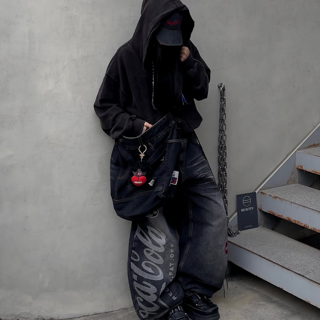 SPORT CHAMBER x Coca-Cola Balloon Denim Pants Black, SPORT CHAMBER x Coca-Cola Denim Cross Bag Black 착용 스타일 - 4