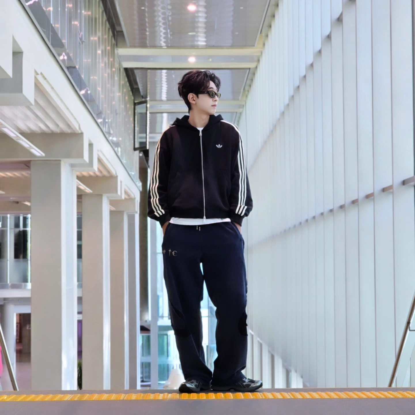 Adidas 3-Stripes Full-Zip Hoodie Black Cream White - KR Sizing, Adidas x Thug Club Teamgeist Sweatpants Night Indigo - KR Sizing 착용 스타일 - 8