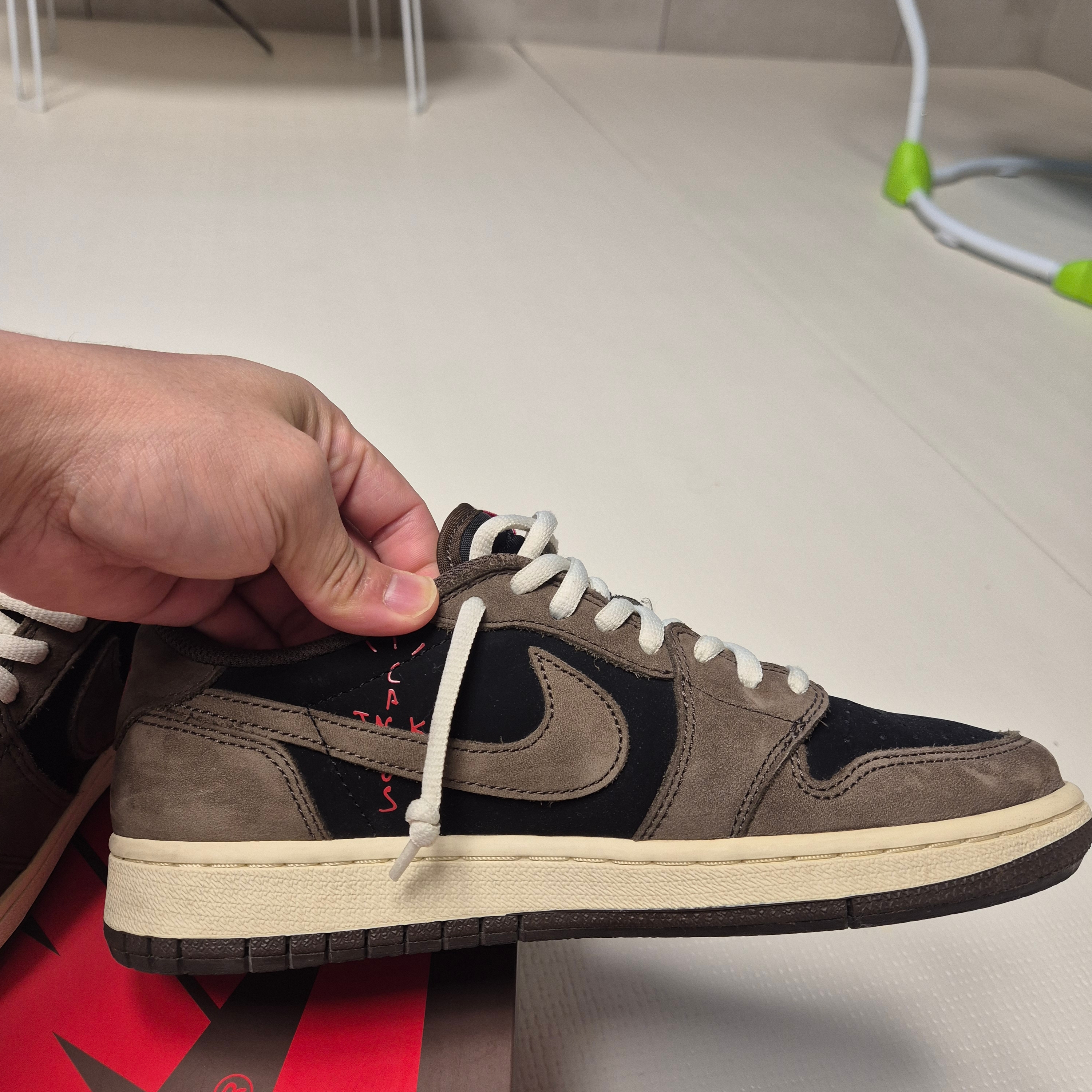 Jordan 1 x Travis Scott Retro Low OG SP Mocha 착용 스타일 - 8