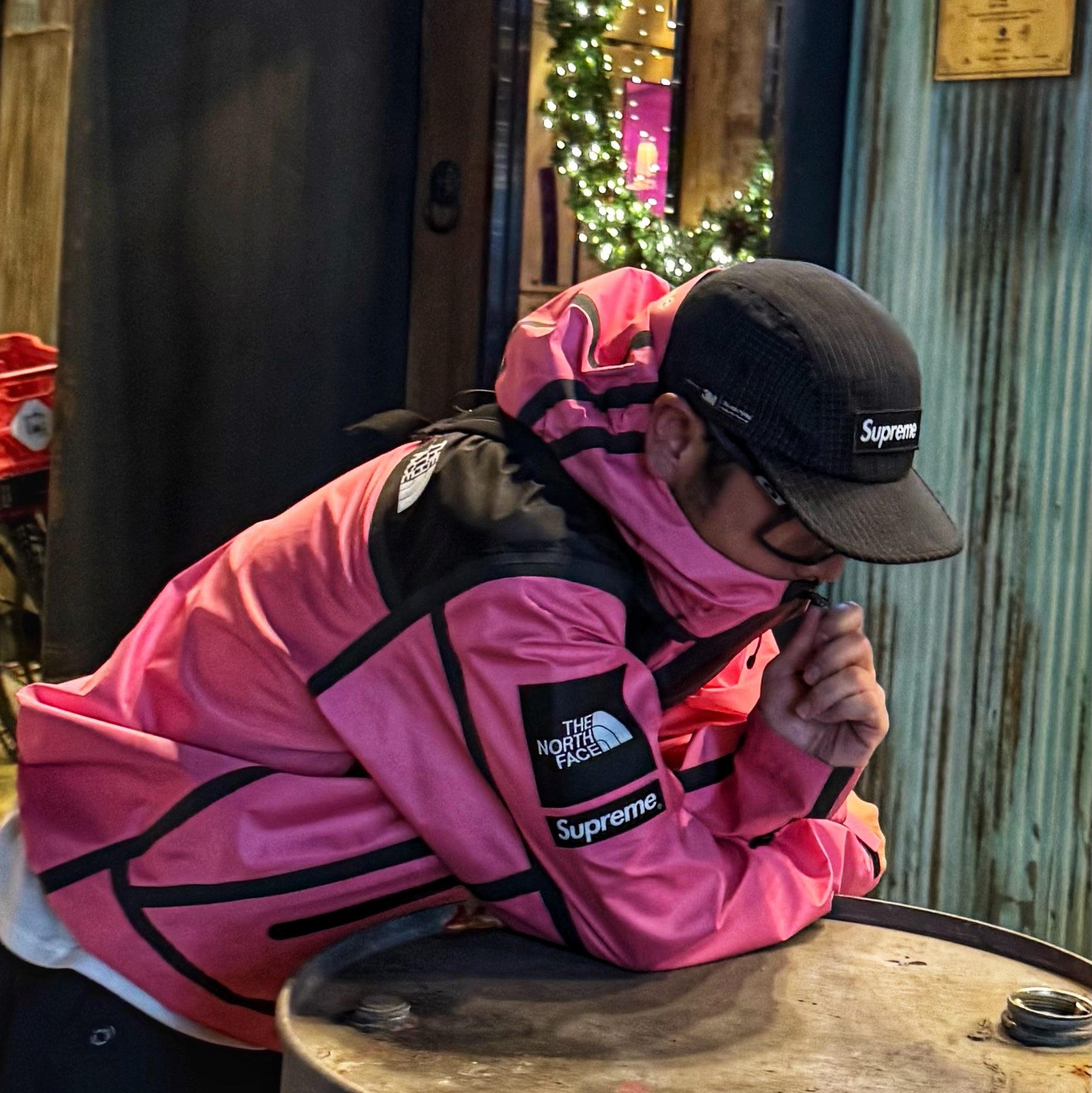 Supreme x The North Face Summit Series Outer Tape Seam Jacket Pink - 21SS, Supreme Reflective Ripstop Camp Cap Black - 24SS 착용 스타일 - 1