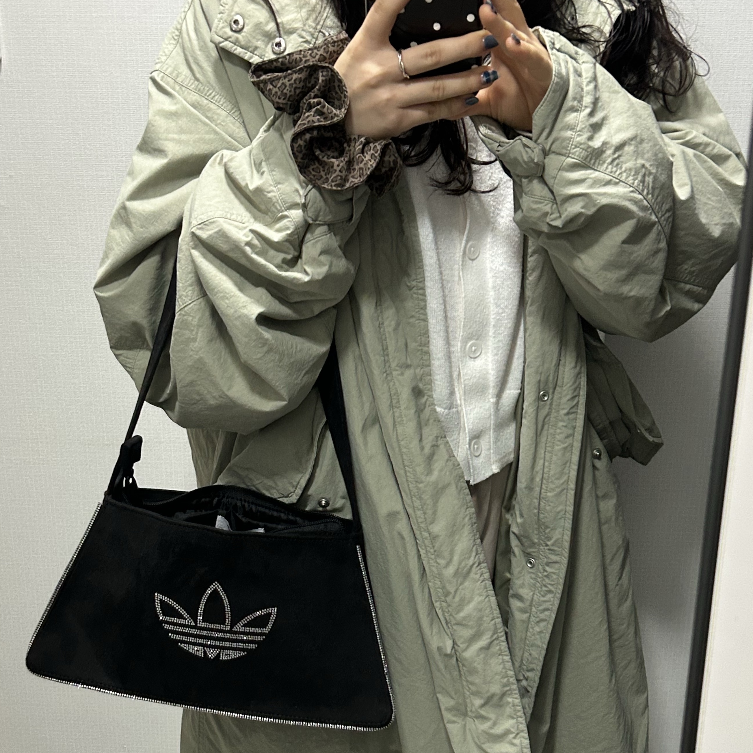 Adidas Rhinestones Fake Suede Shoulder Bag Black 착용 스타일 - 2