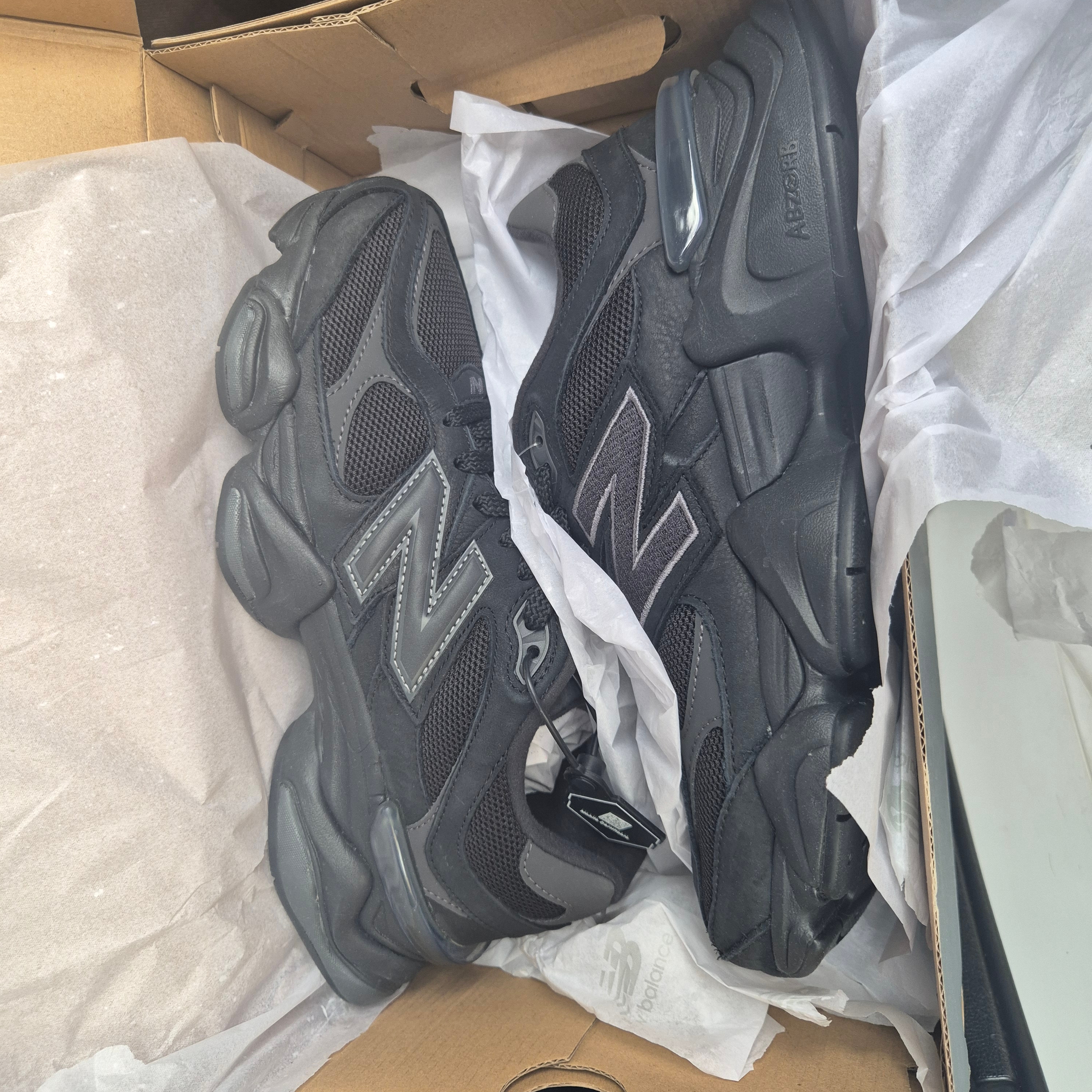 New Balance 9060 Black 착용 스타일
