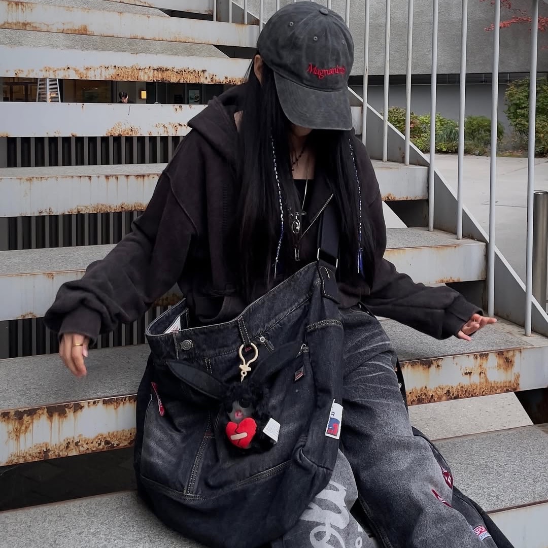 SPORT CHAMBER x Coca-Cola Balloon Denim Pants Black, SPORT CHAMBER x Coca-Cola Denim Cross Bag Black 착용 스타일 - 9