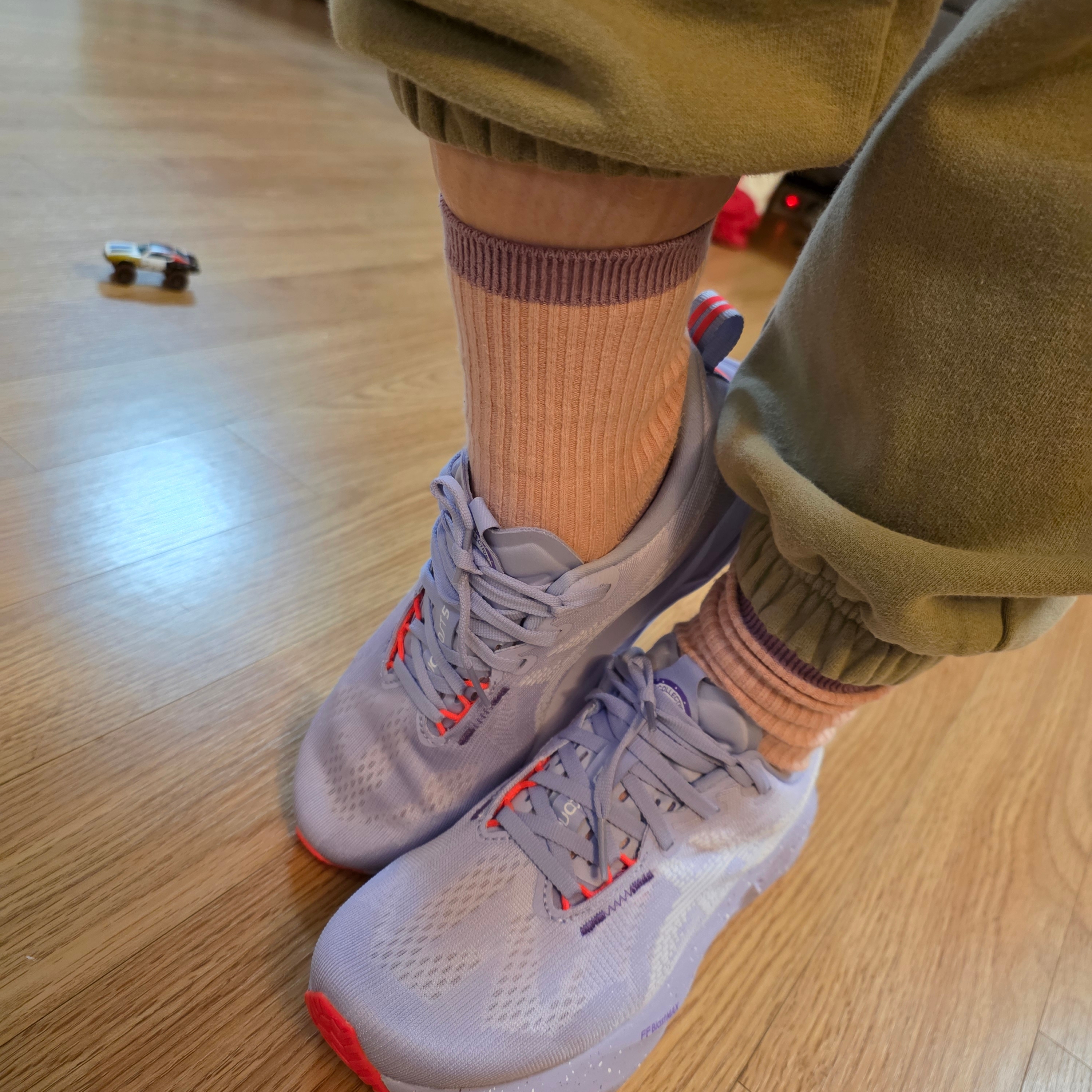 (W) Asics Novablast 5 Tokyo Vapor Edo Purple 착용 스타일 - 2