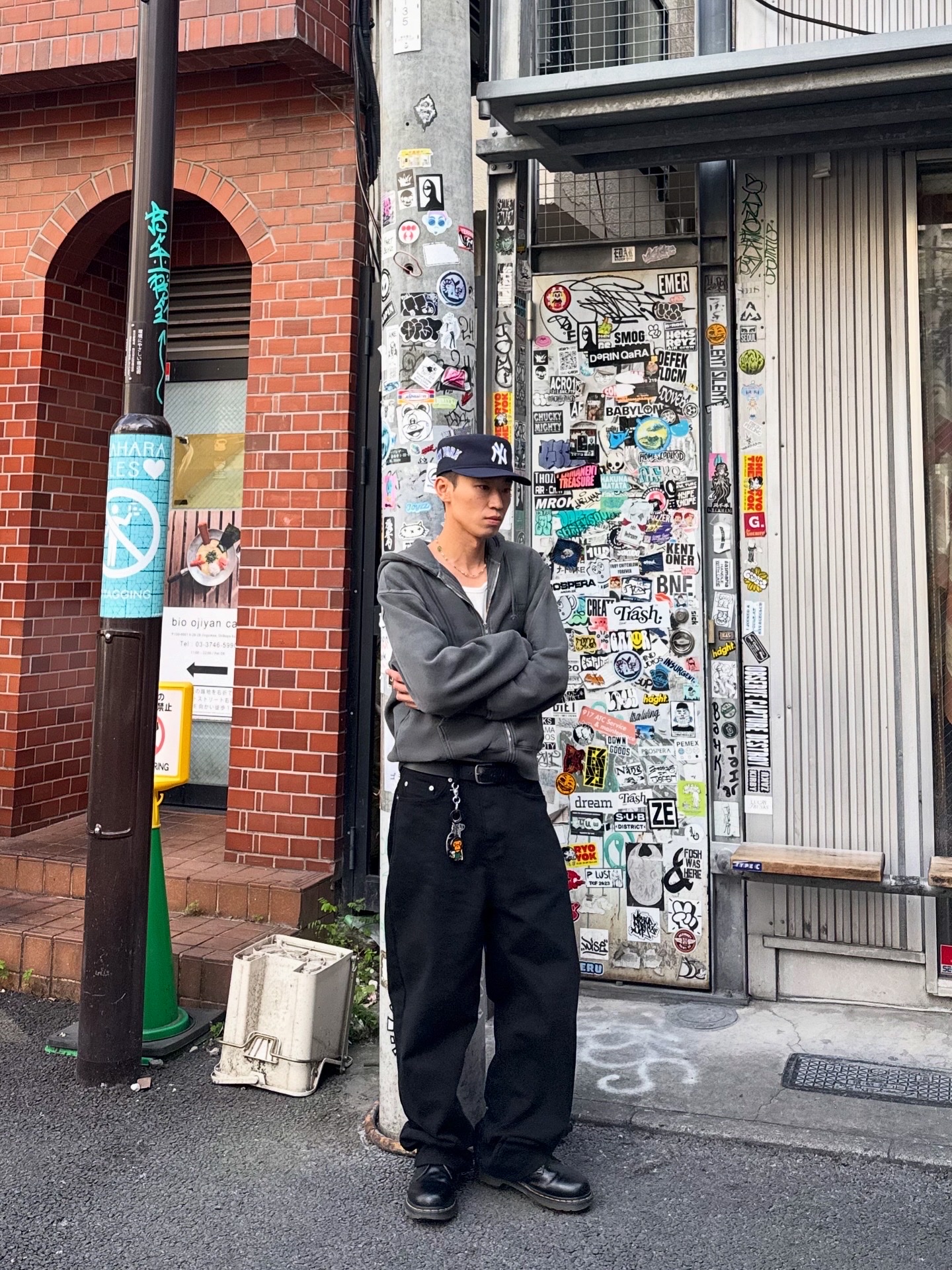 Stussy Basic Pigment Dyed Zip Hoodie Black, Dr. Martens 1461 Smooth Black 착용 스타일 - 2