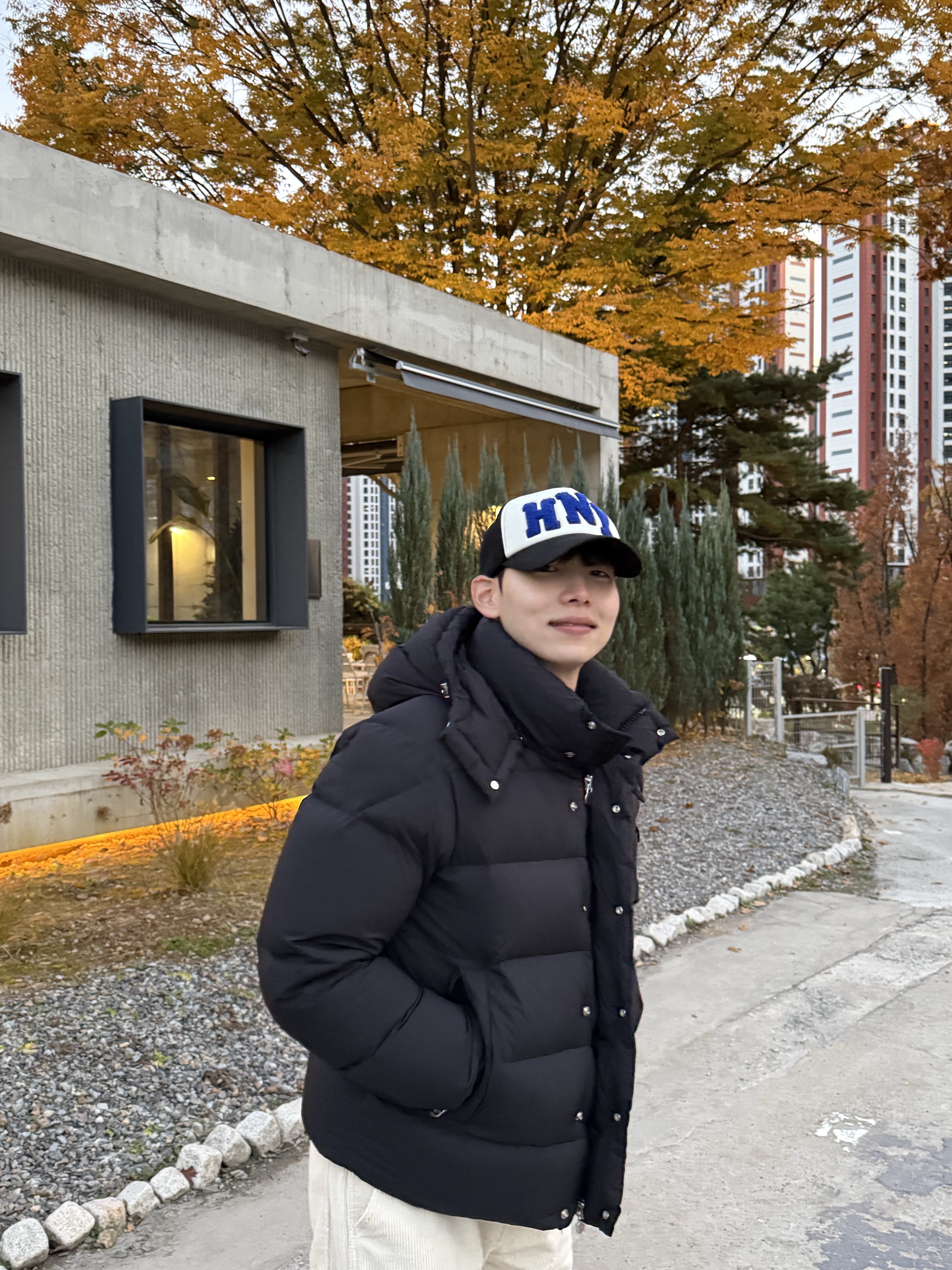Honey Scoop House HNY Logo Trucker Cap Black, Moncler Vezere Short Down Jacket Black - 24FW 착용 스타일 - 4
