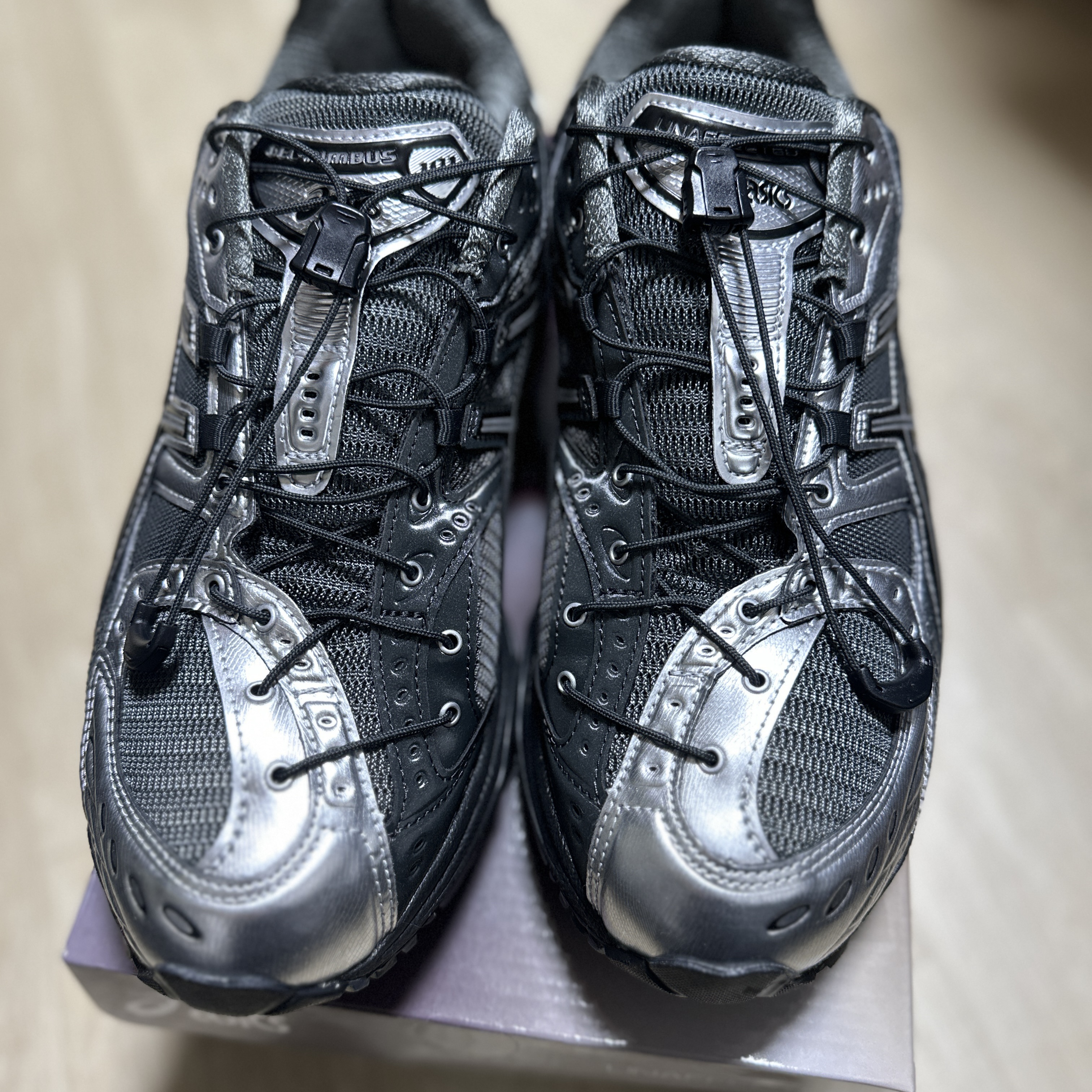 Asics x Unaffected Gel-Nimbus 10.1 Silver Black 착용 스타일 - 3