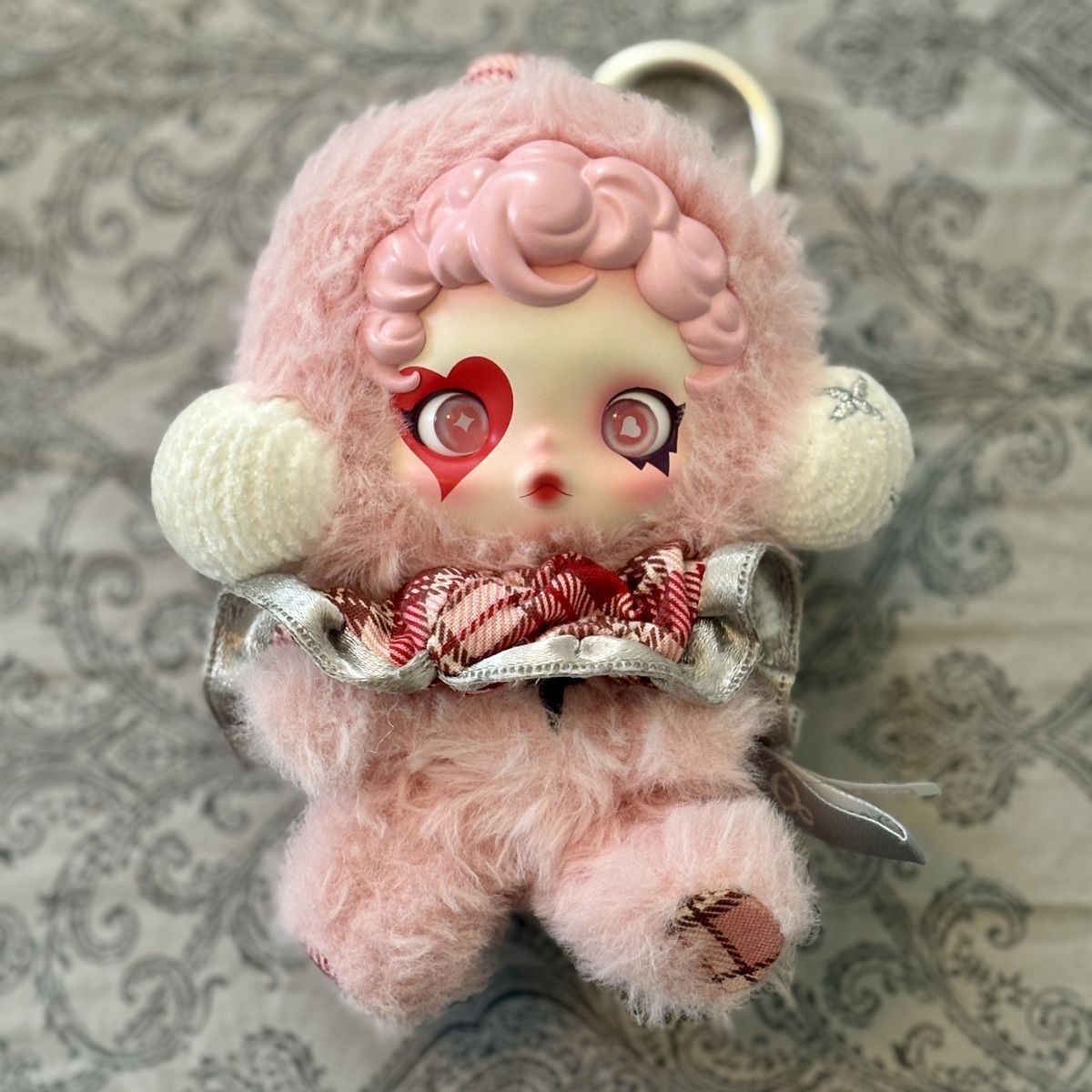 Pop Mart Skullpanda Winter Symphony Series Keyring Rhapsody (Opened Case) 착용 스타일