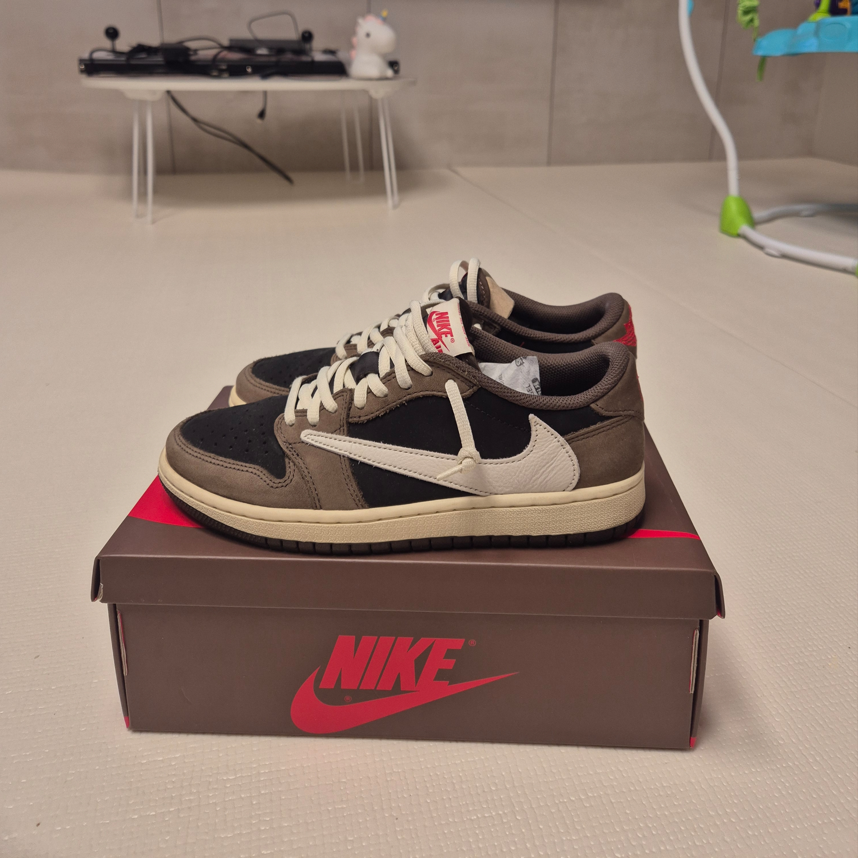 Jordan 1 x Travis Scott Retro Low OG SP Mocha 착용 스타일 - 2