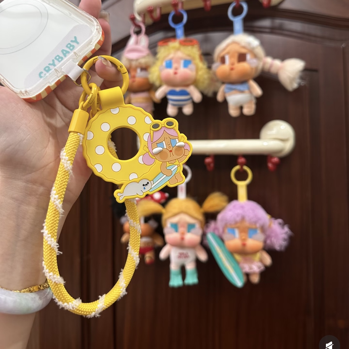 Pop Mart Crybaby Vacation Mode On Series Cross Strap Let's Surf (Opened Case), Pop Mart Crybaby Vacation Mode On Series Vinyl Plush Pendant Sealed Case (6 Blind Boxes) 착용 스타일