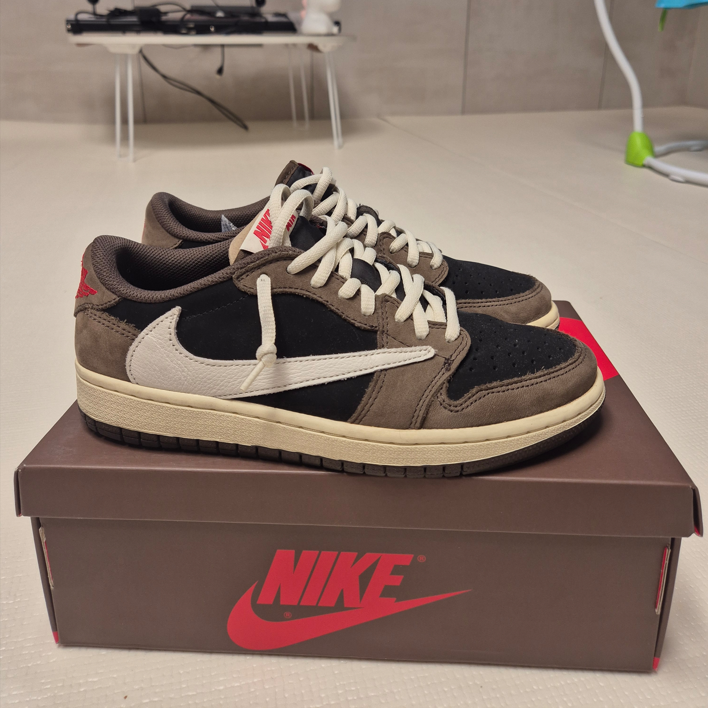 Jordan 1 x Travis Scott Retro Low OG SP Mocha 착용 스타일 - 4