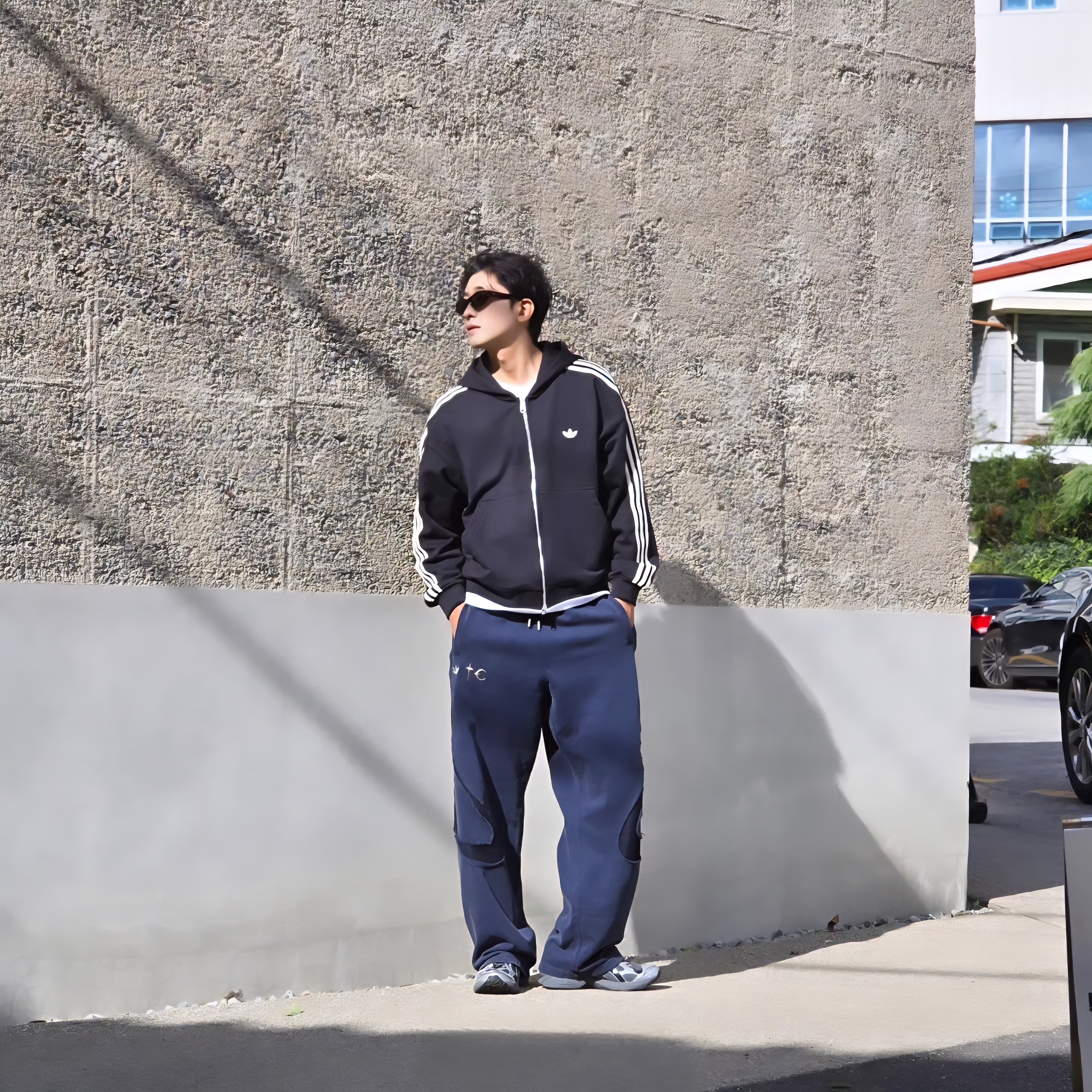 Adidas 3-Stripes Full-Zip Hoodie Black Cream White - KR Sizing, Adidas x Thug Club Teamgeist Sweatpants Night Indigo - KR Sizing 착용 스타일 - 5