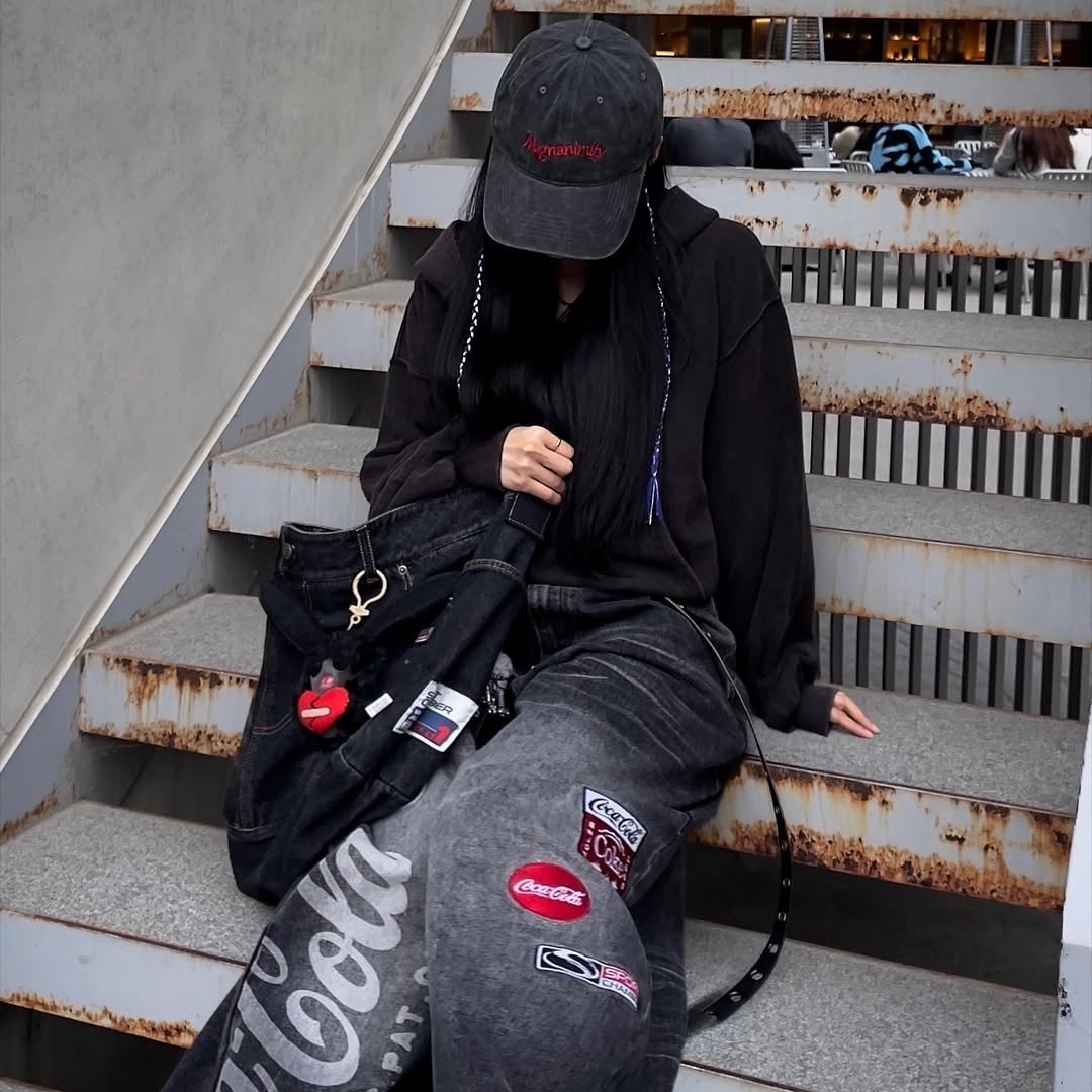 SPORT CHAMBER x Coca-Cola Balloon Denim Pants Black, SPORT CHAMBER x Coca-Cola Denim Cross Bag Black 착용 스타일 - 6
