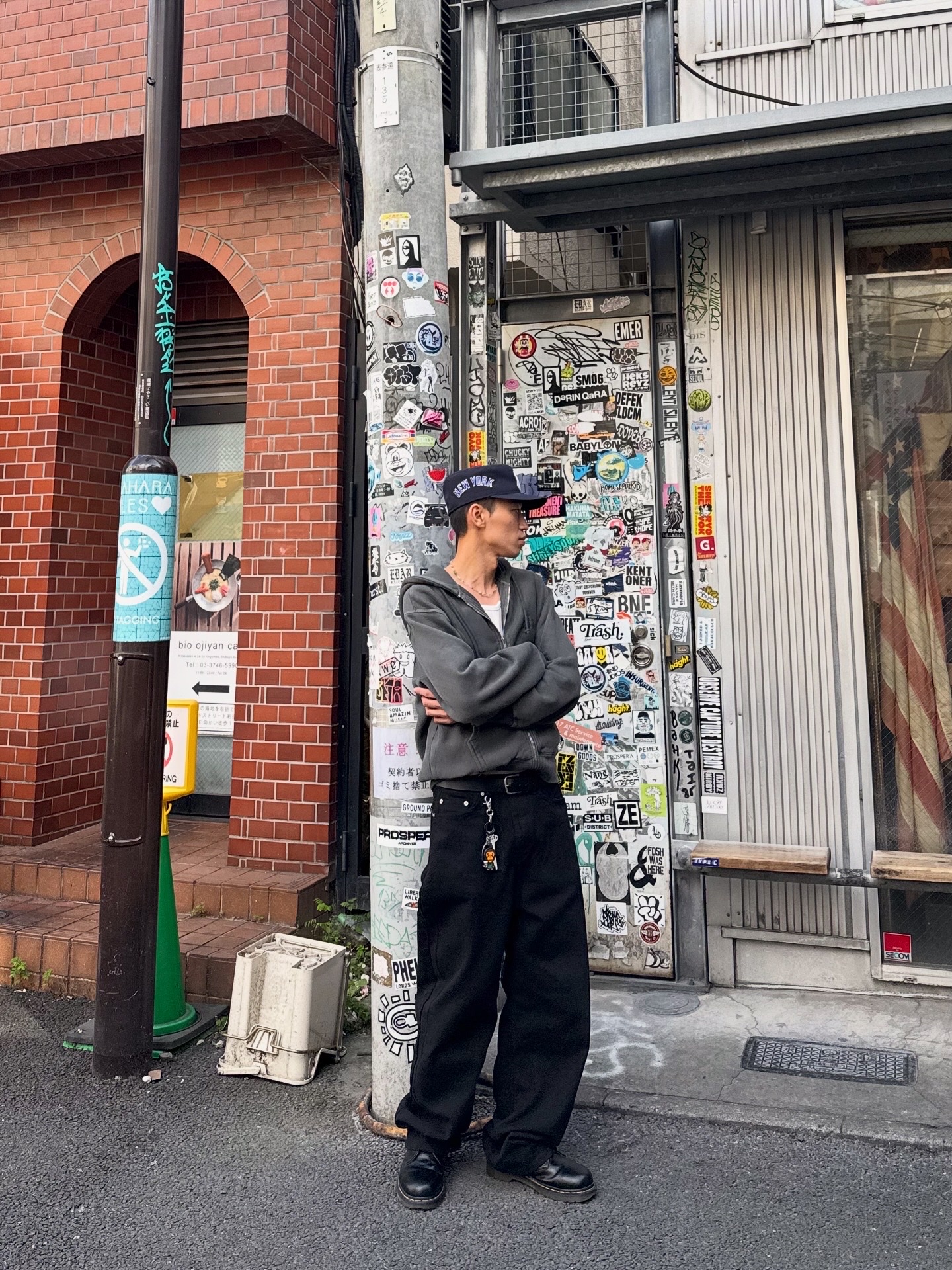 Stussy Basic Pigment Dyed Zip Hoodie Black, Dr. Martens 1461 Smooth Black 착용 스타일 - 3