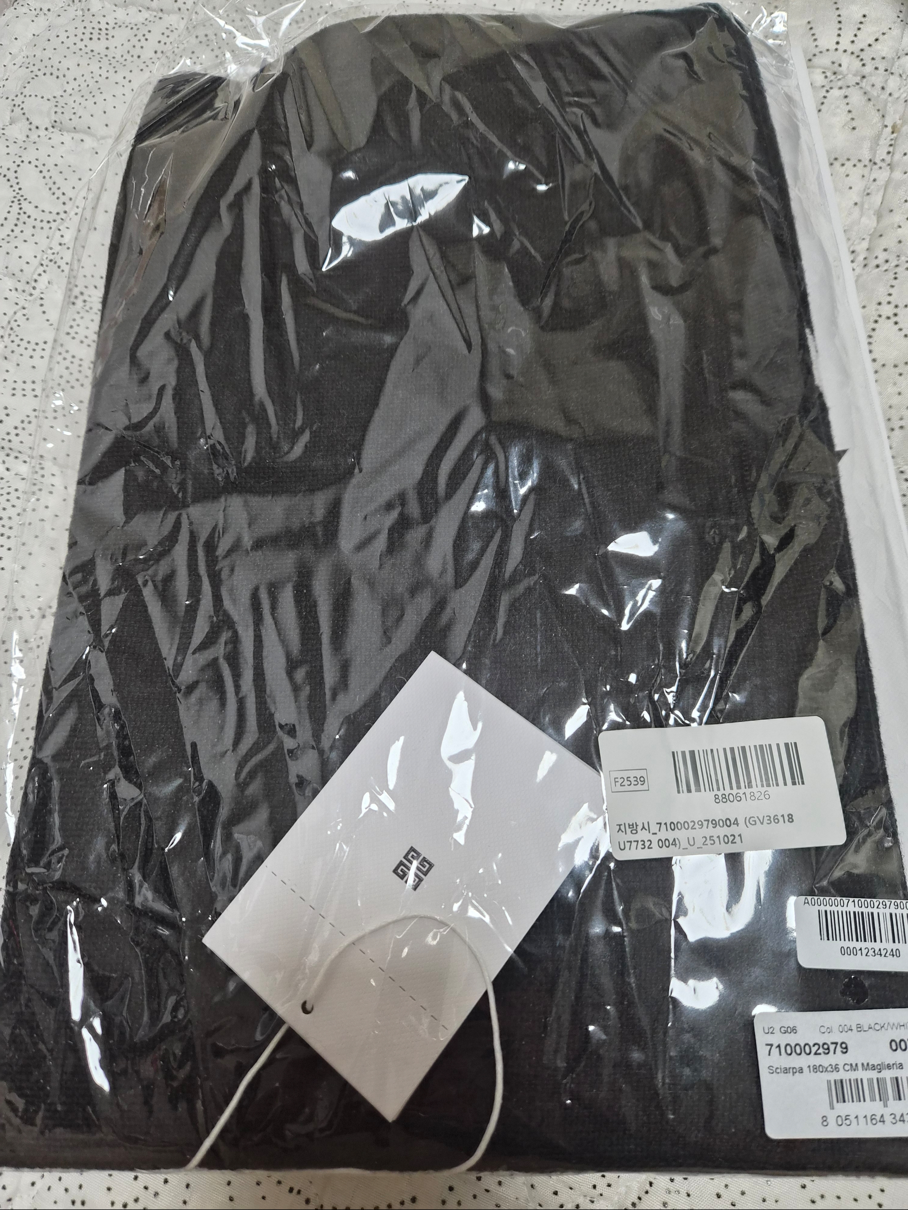 Givenchy 4G Wool Muffler Black White 착용 스타일