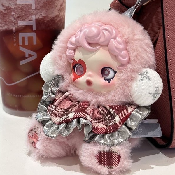 Pop Mart Skullpanda Winter Symphony Series Keyring Rhapsody (Opened Case) 착용 스타일