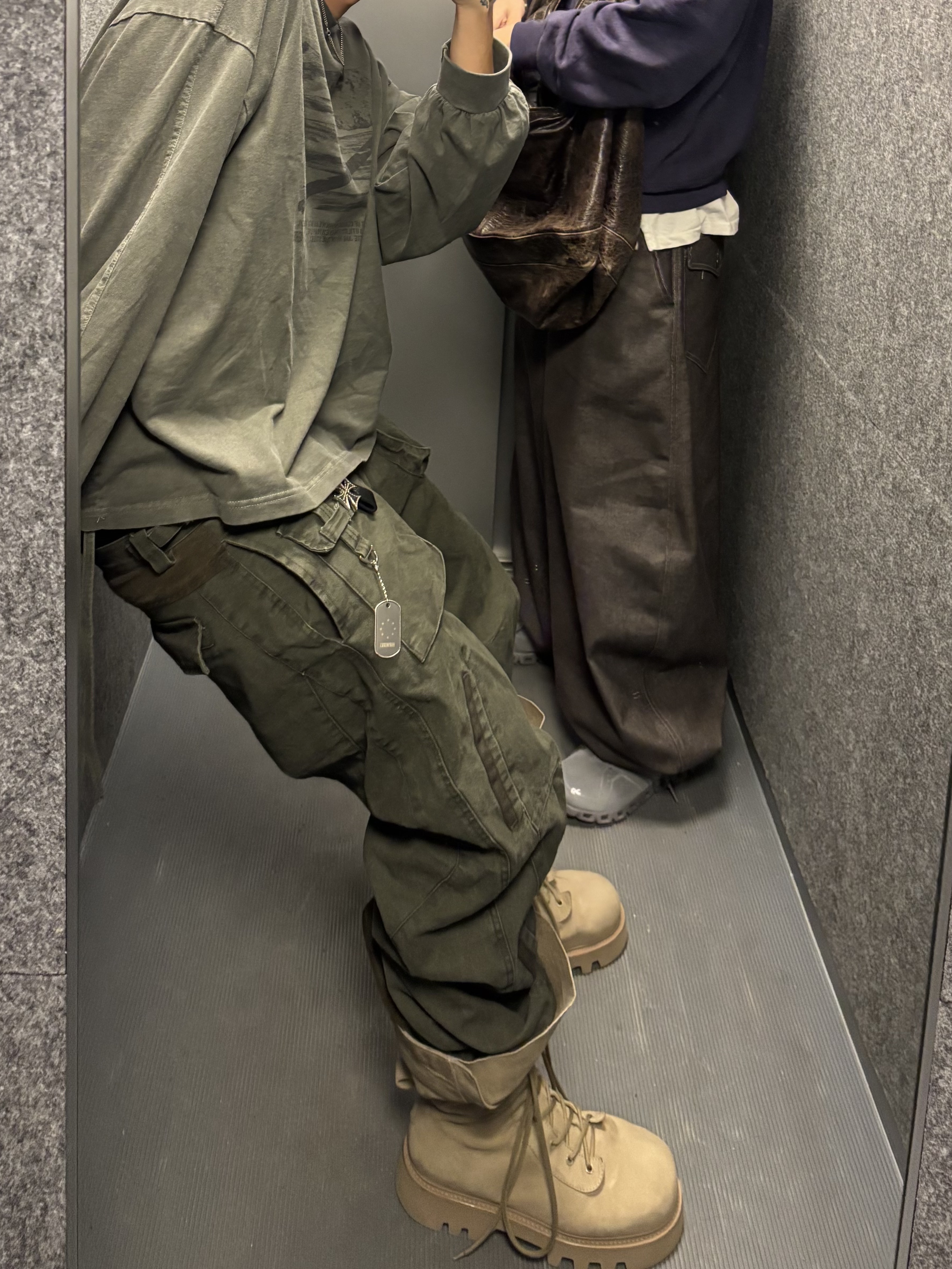 Wapworks Wp Military Shirring Crop Crewneck Khaki 착용 스타일 - 4