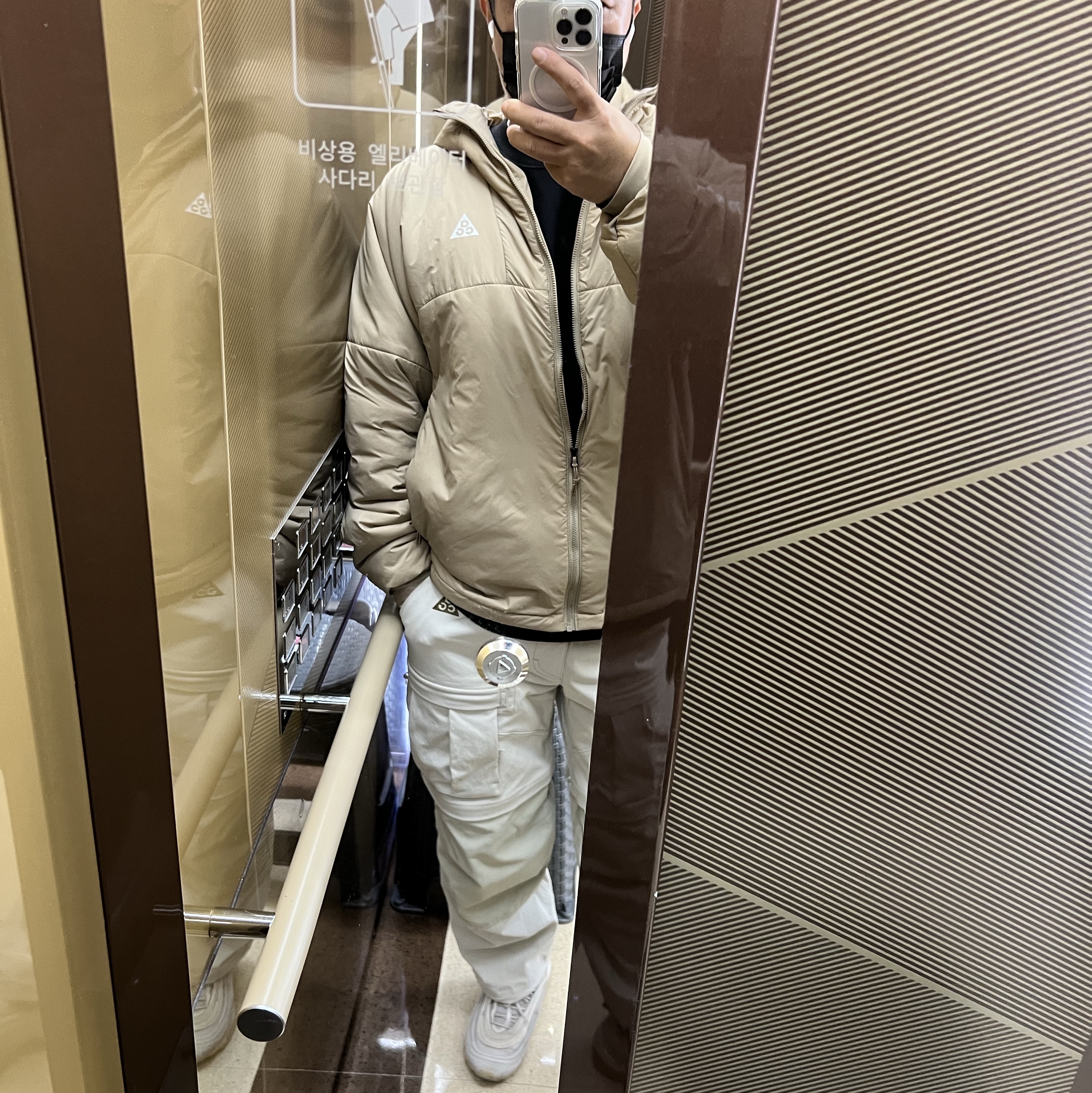 Nike Air Max 97 Pure Platinum Racer Blue, Nike ACG Smith Summit Cargo Pants Light Bone - Asia 착용 스타일