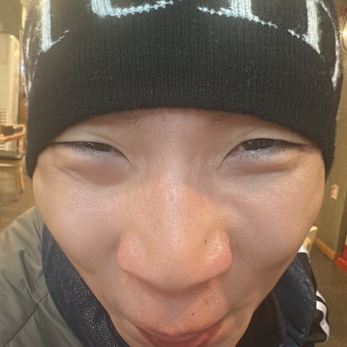 Matin Kim Logo Jacquard Short Beanie Black 착용 스타일