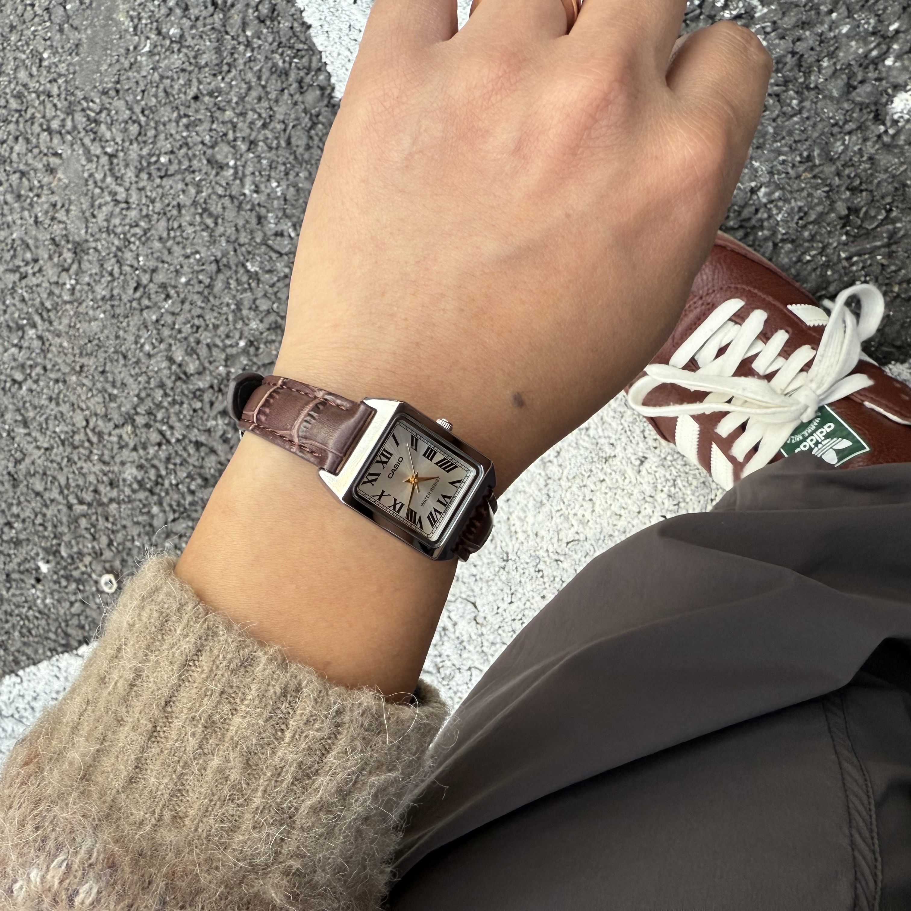 Casio LTP-V007L-9B, Adidas Samba OG Fox Brown Off White 착용 스타일