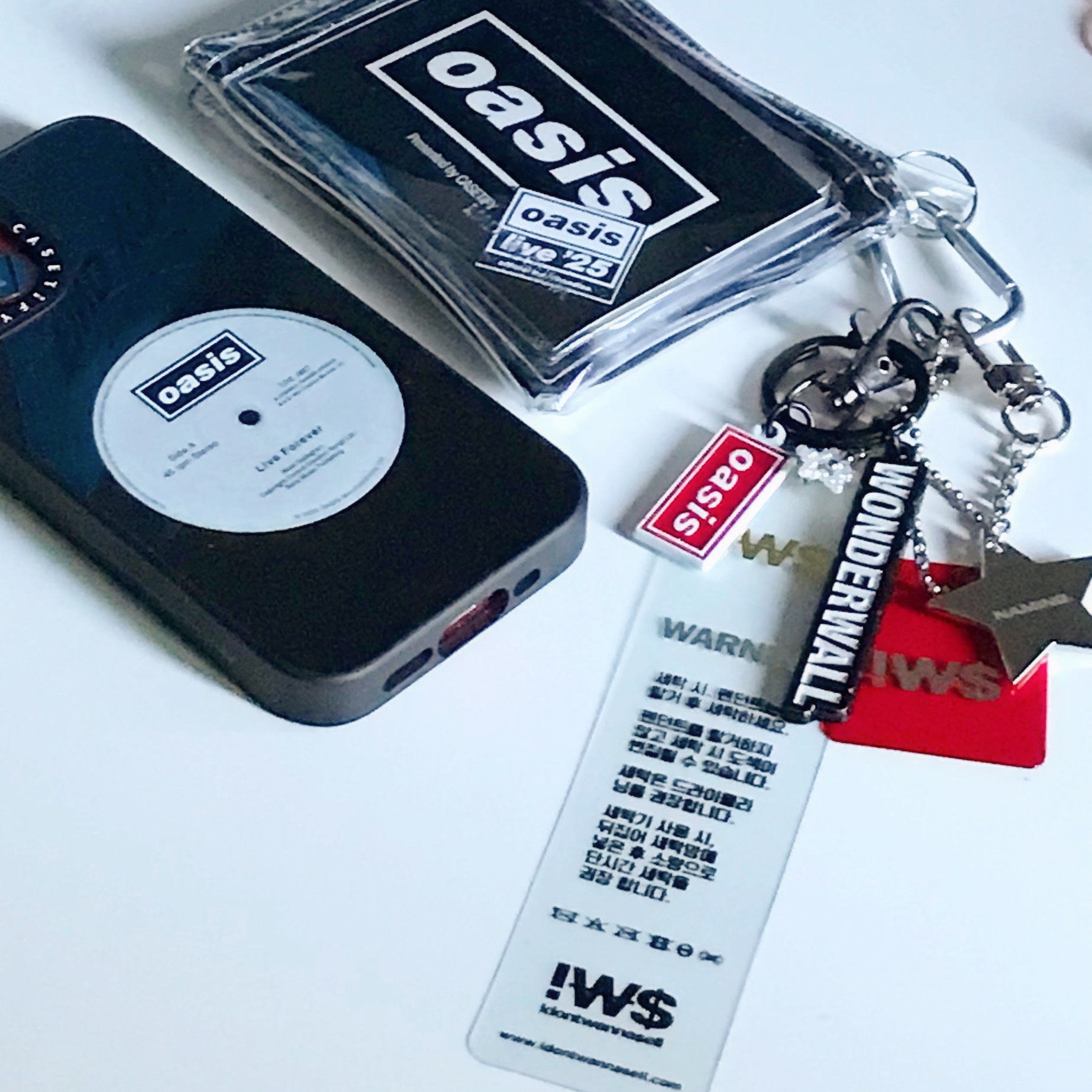 Casetify x Oasis Vinyl of Oasis Magsafe Mirror Case Black Mirror Black Bumper 착용 스타일