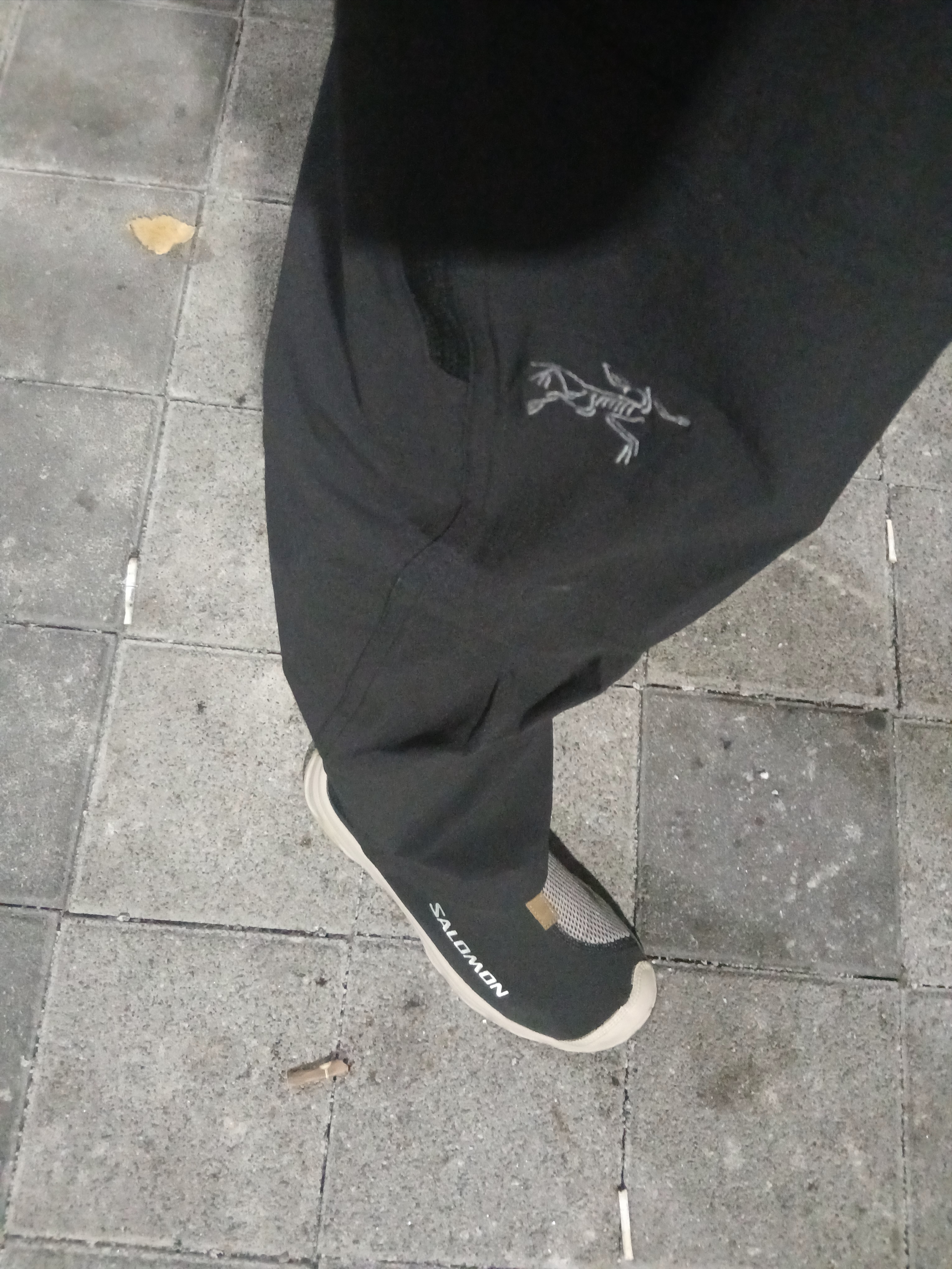 Arc'teryx Kragg Cotton Heatmap LS T-Shirt Black, Arc'teryx Cronin Pants Black 착용 스타일 - 4