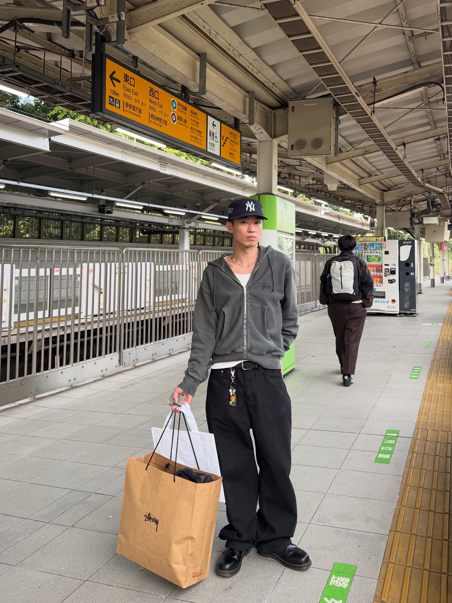 Stussy Basic Pigment Dyed Zip Hoodie Black, Dr. Martens 1461 Smooth Black 착용 스타일 - 4