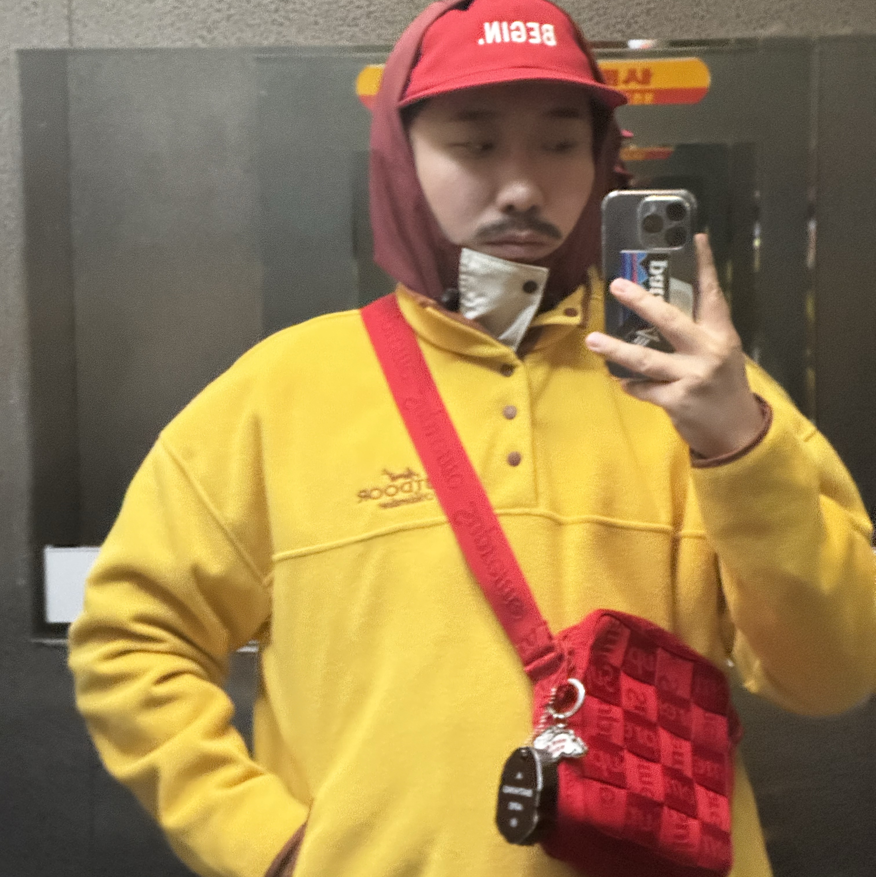 Supreme Woven Shoulder Bag Red - 23SS, Human Made Animal Keychain #1 Silver 착용 스타일