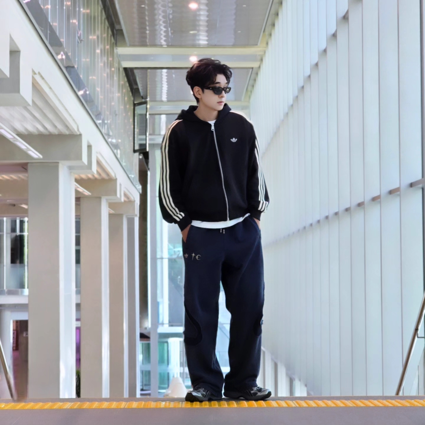 Adidas 3-Stripes Full-Zip Hoodie Black Cream White - KR Sizing, Adidas x Thug Club Teamgeist Sweatpants Night Indigo - KR Sizing 착용 스타일 - 5