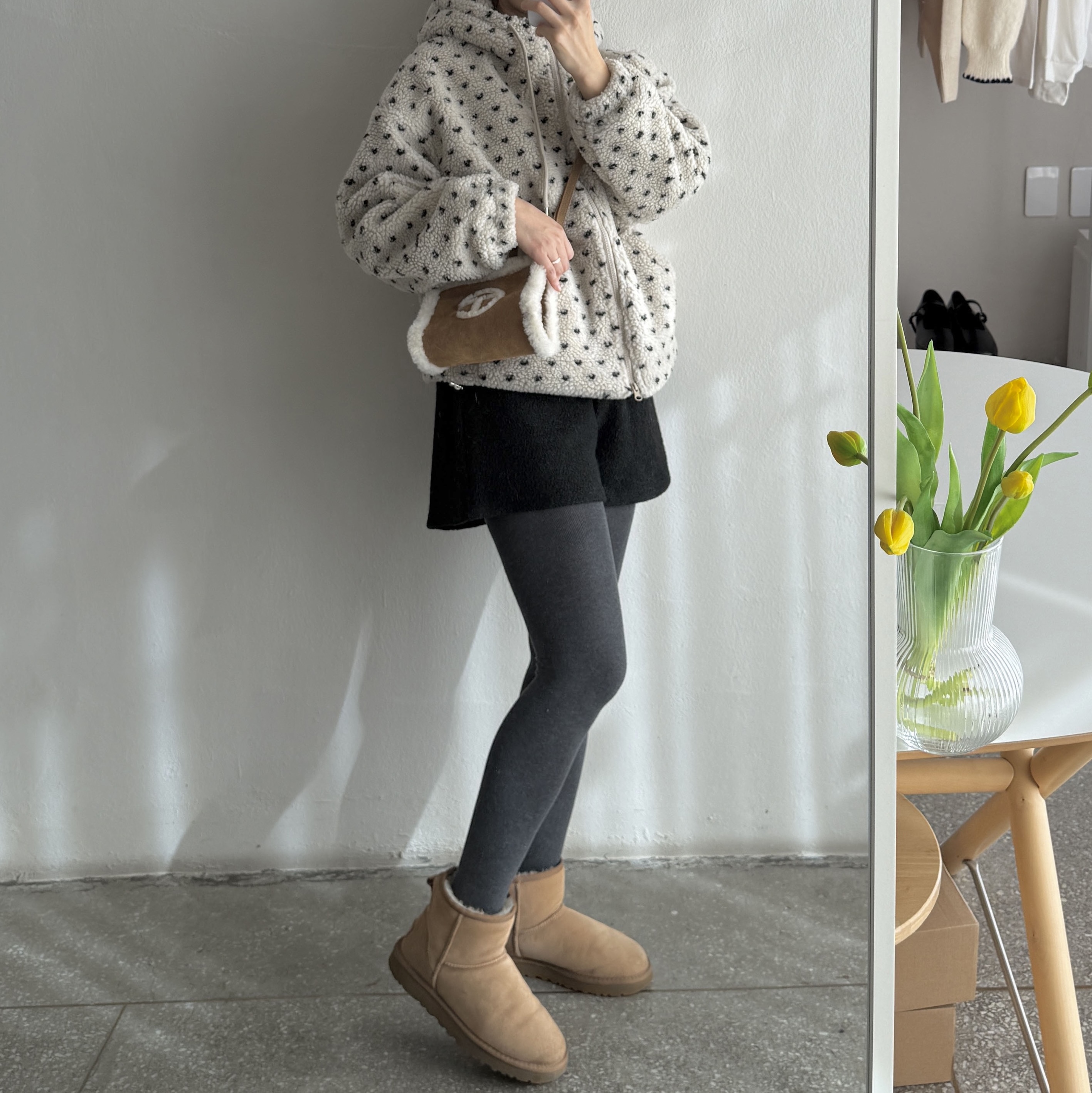UGG Classic Mini Boots Chestnut, Telfar x UGG Small Shopping Bag Chestnut 착용 스타일 - 2